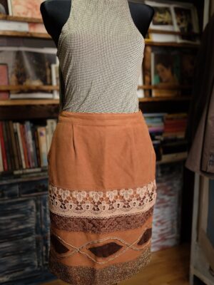 Very Unique Nicely Tailored Vintage Pencil Mini Skirt In Caramel Brown with Lace and Embroidery Size S