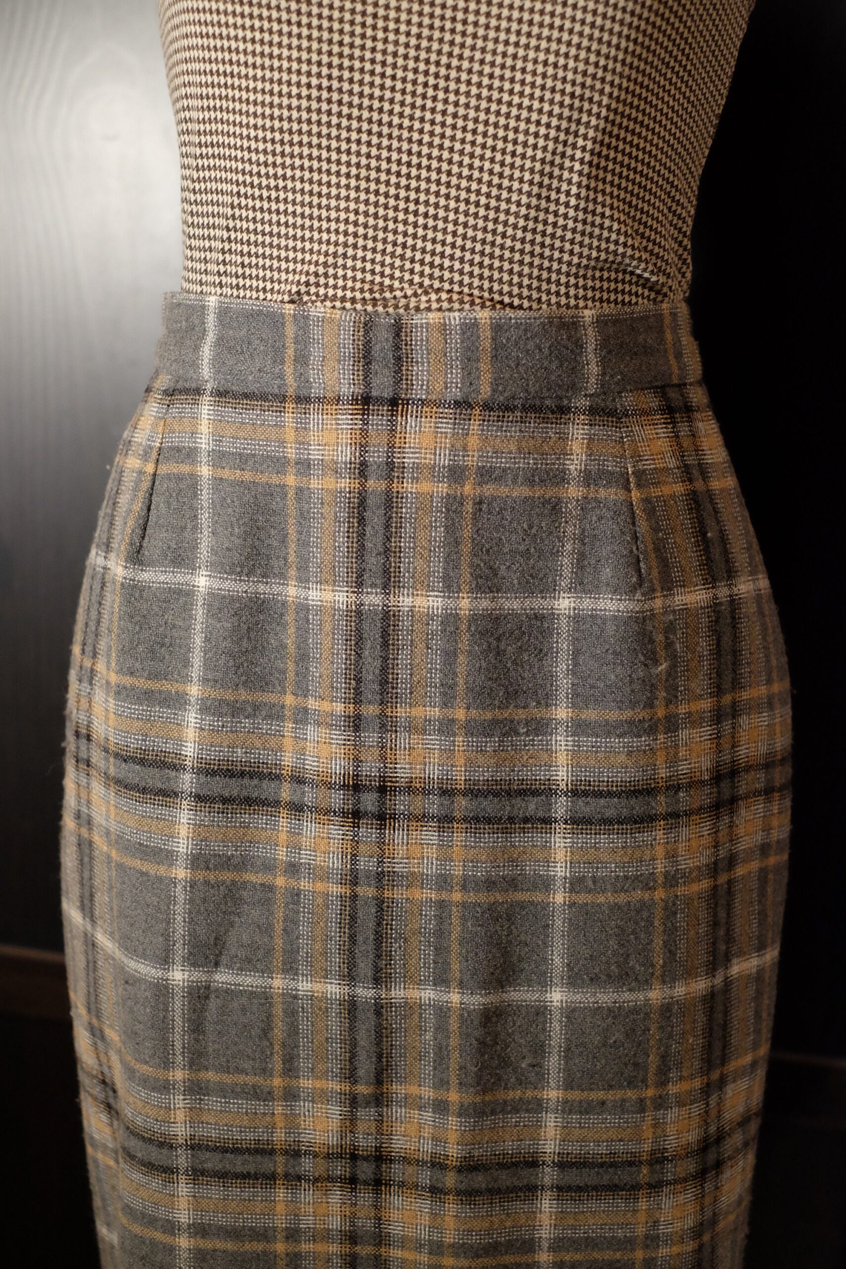 Vintage Gray Wool Blend Tweed Carlo Cecci by Odemot Plaid Tartan Pencil Skirt Size S - Image 4