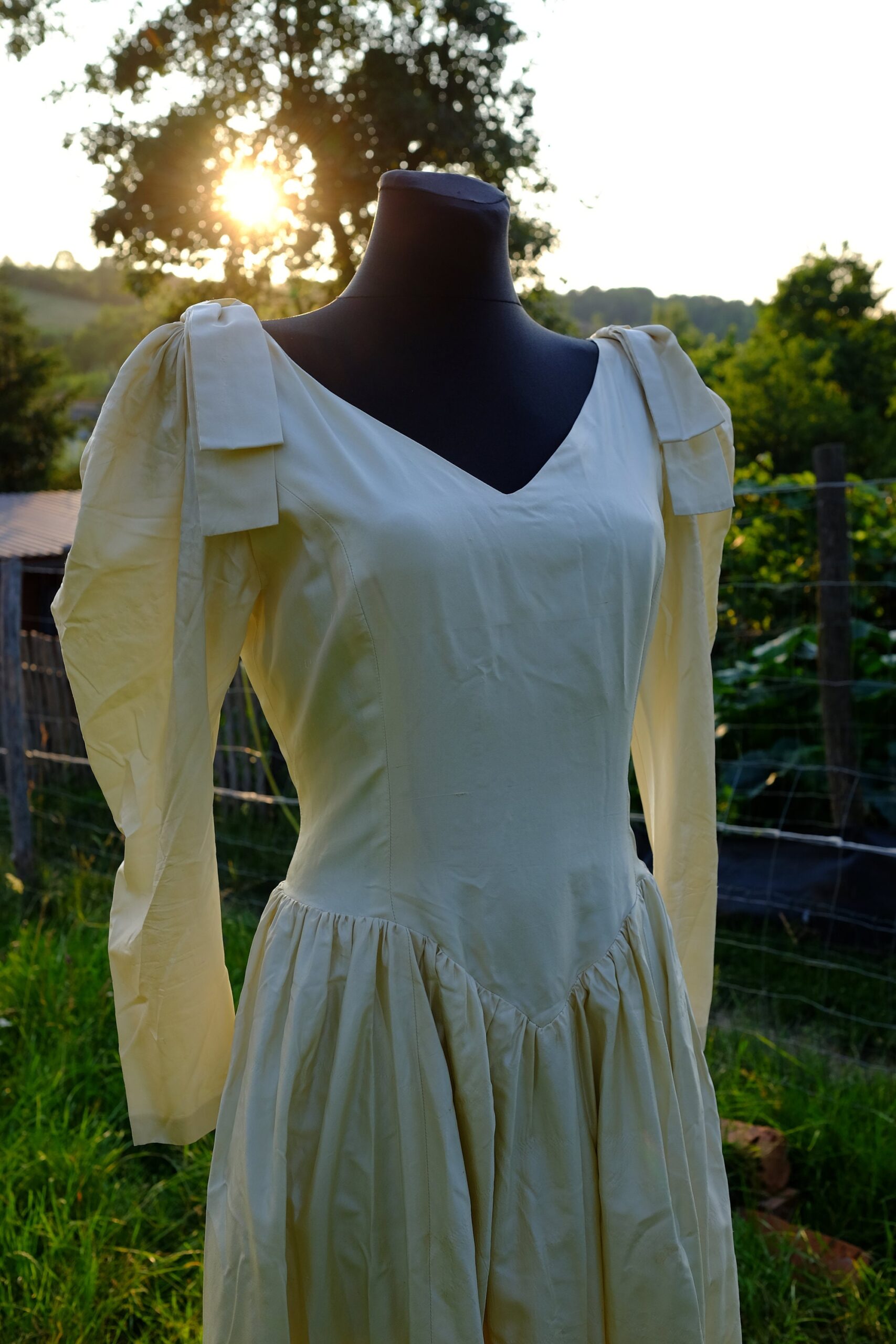 1980s Unique Vintage Butter Cream Satin Wedding Dress - Image 4