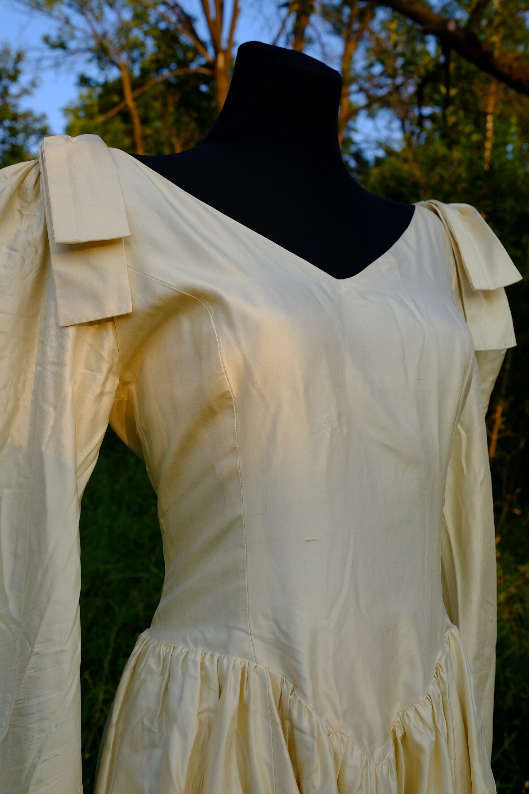 1980s Unique Vintage Butter Cream Satin Wedding Dress - Image 5