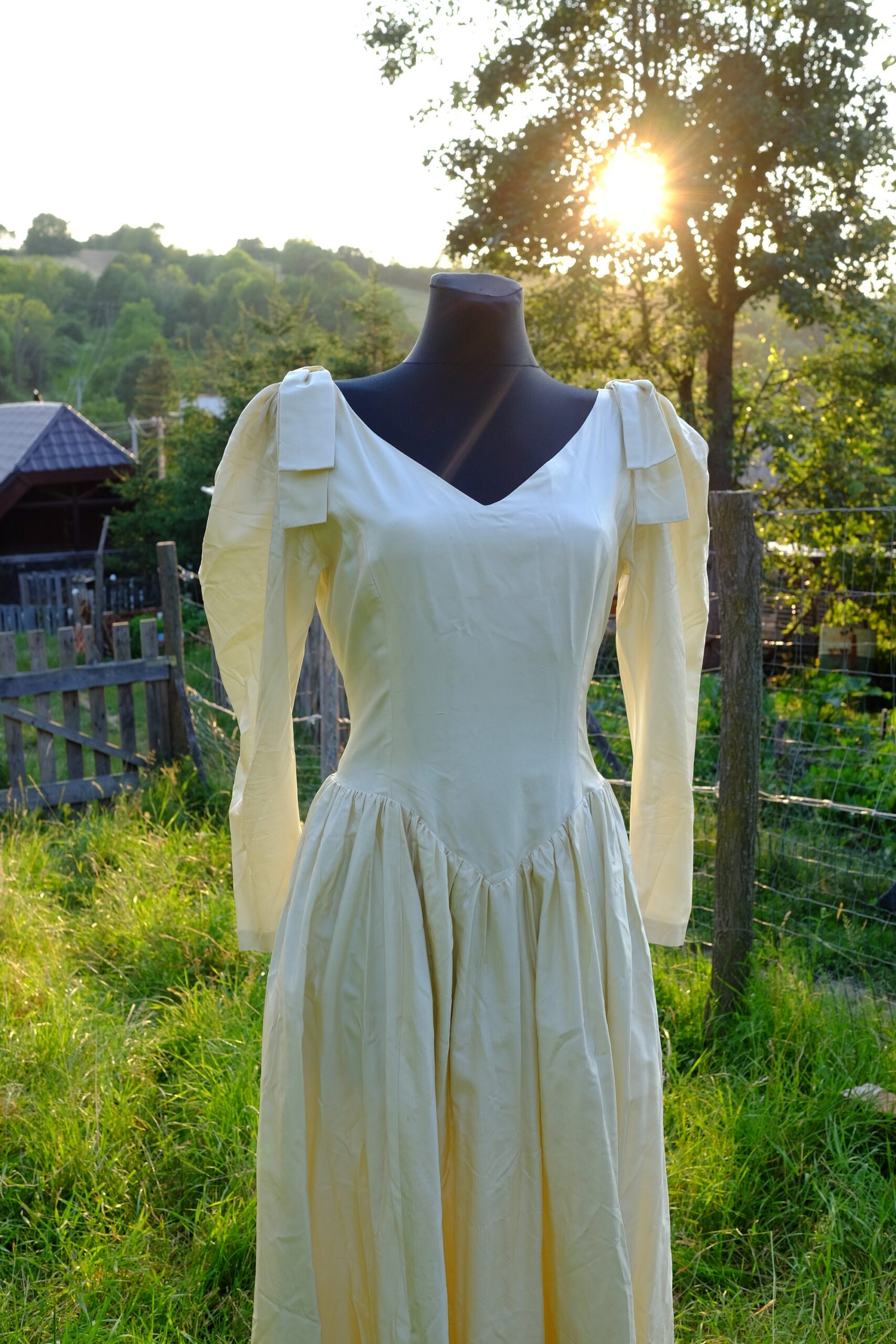 1980s Unique Vintage Butter Cream Satin Wedding Dress - Image 7