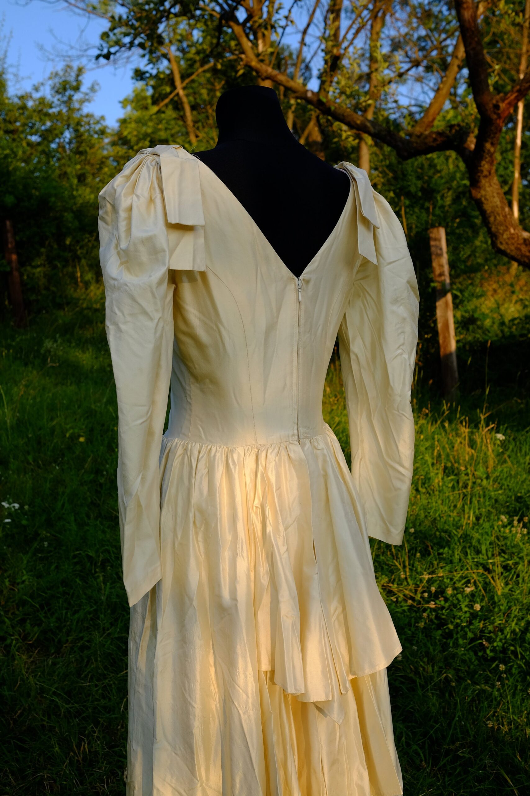 1980s Unique Vintage Butter Cream Satin Wedding Dress - Image 6