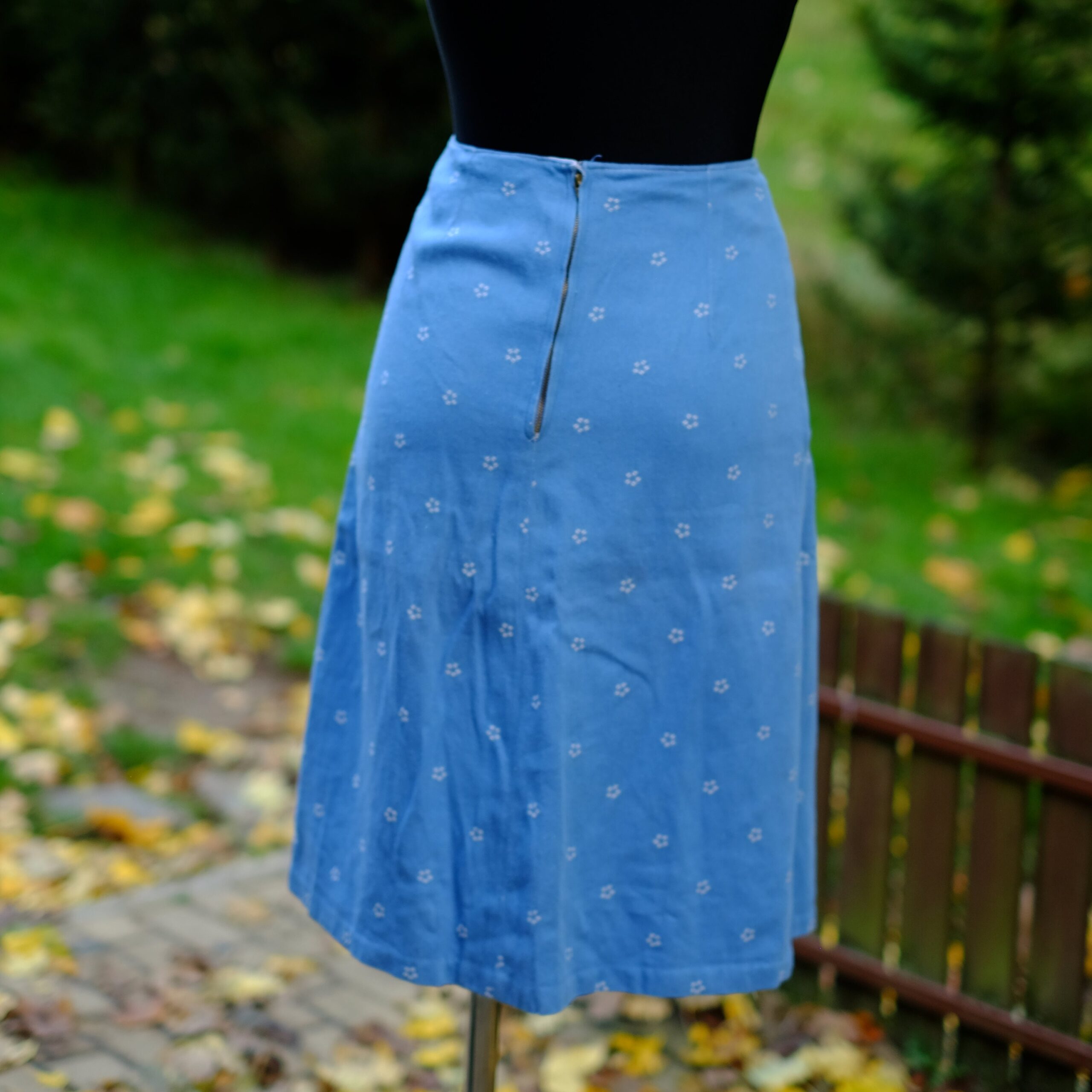 70s Vintage Handmade Light Blue Denim Skirt with floral embroidery - Image 5