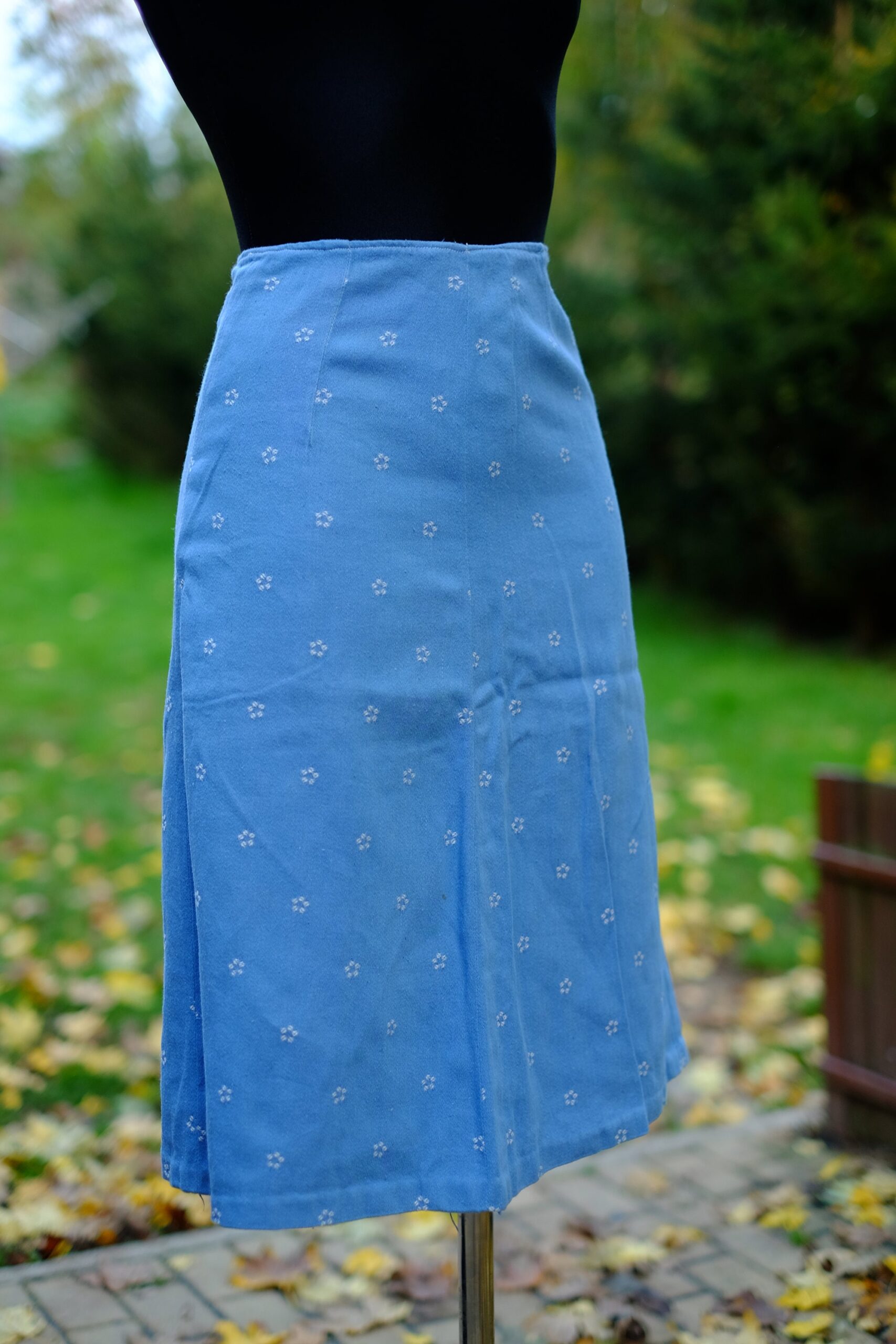 70s Vintage Handmade Light Blue Denim Skirt with floral embroidery - Image 7