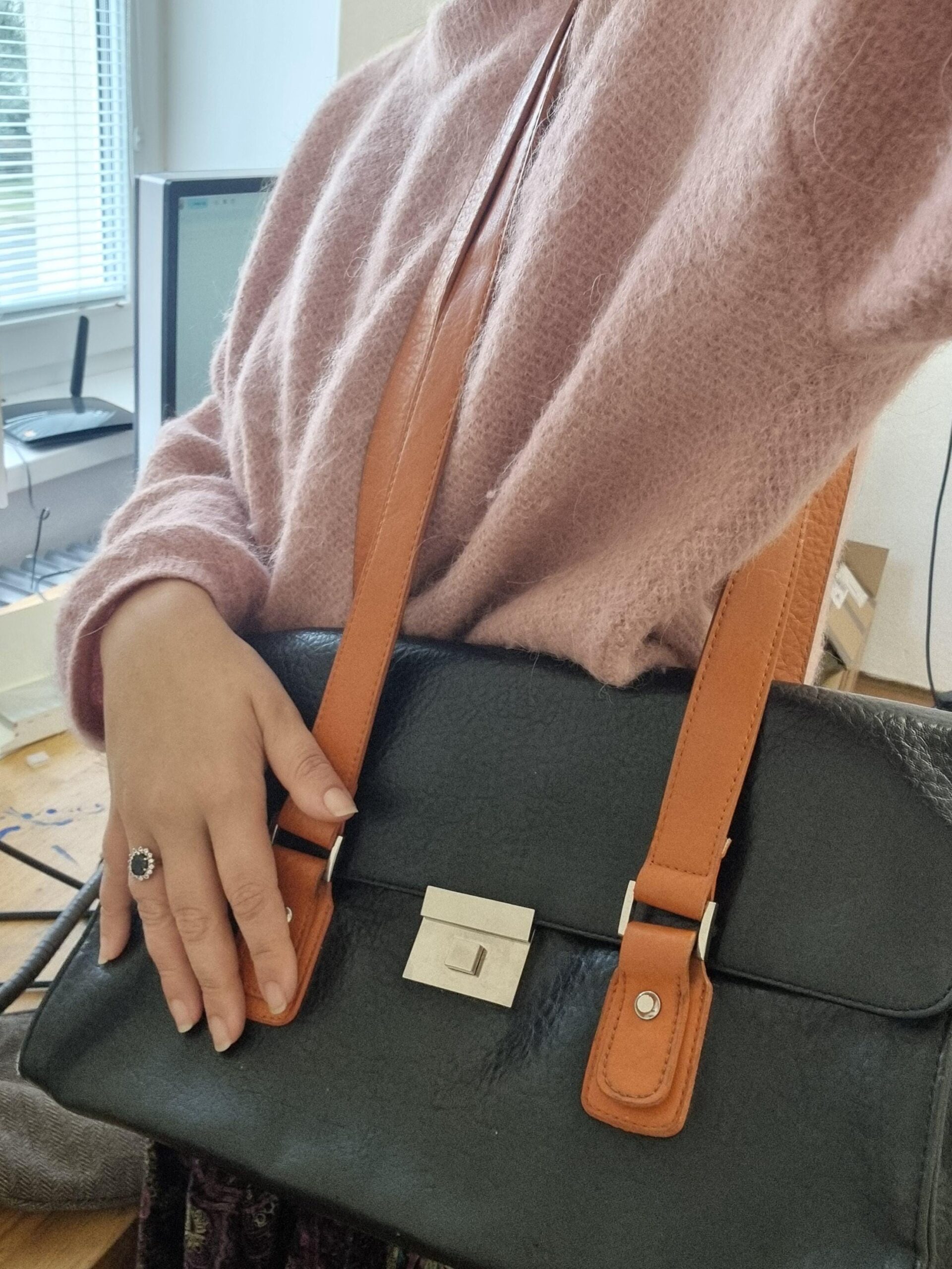 Vintage Black Rectangular Shoulder Bag with Brown Straps - Image 6