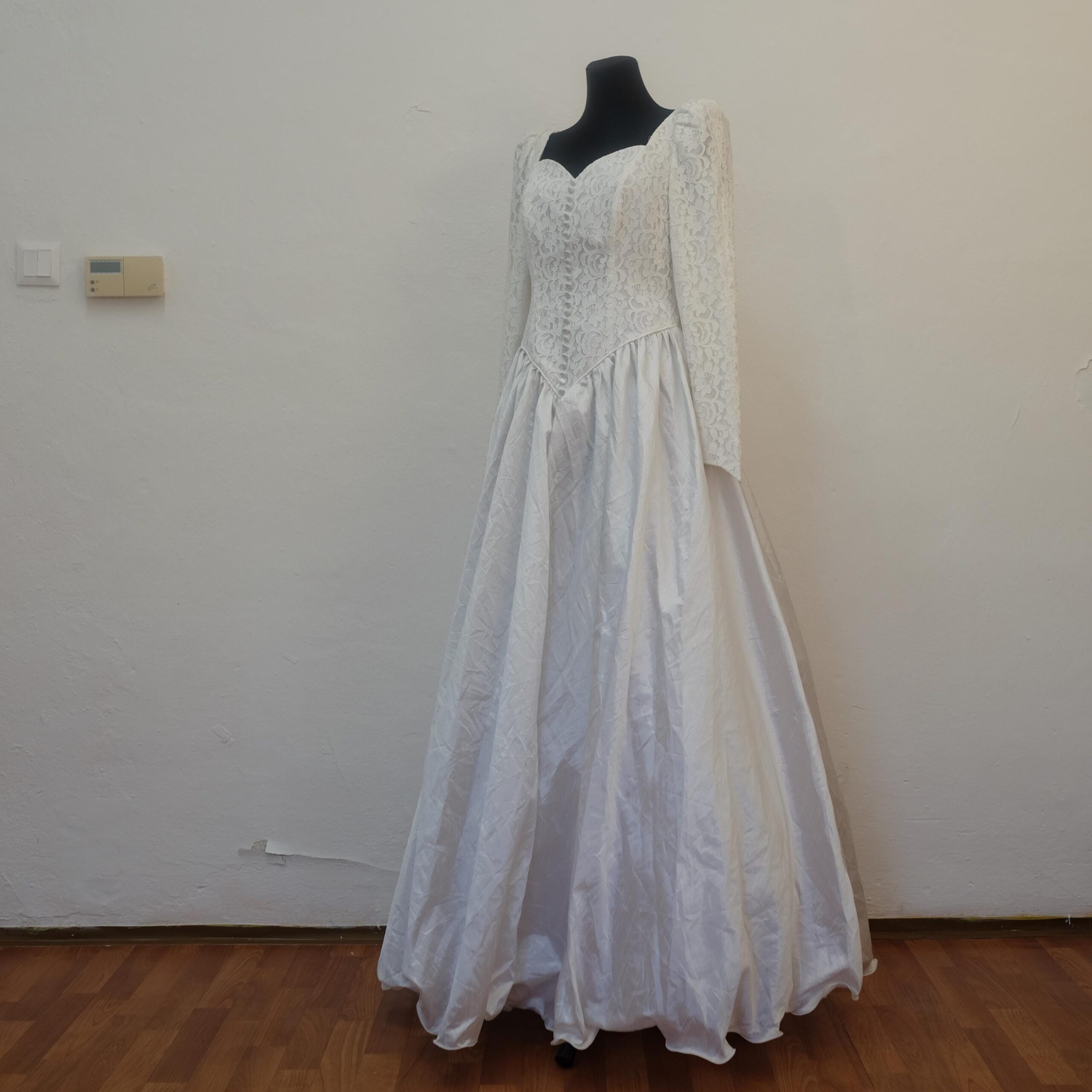 Vintage Deadstock Lace Wedding Dress with Long Sleeve Size42/L - Image 4