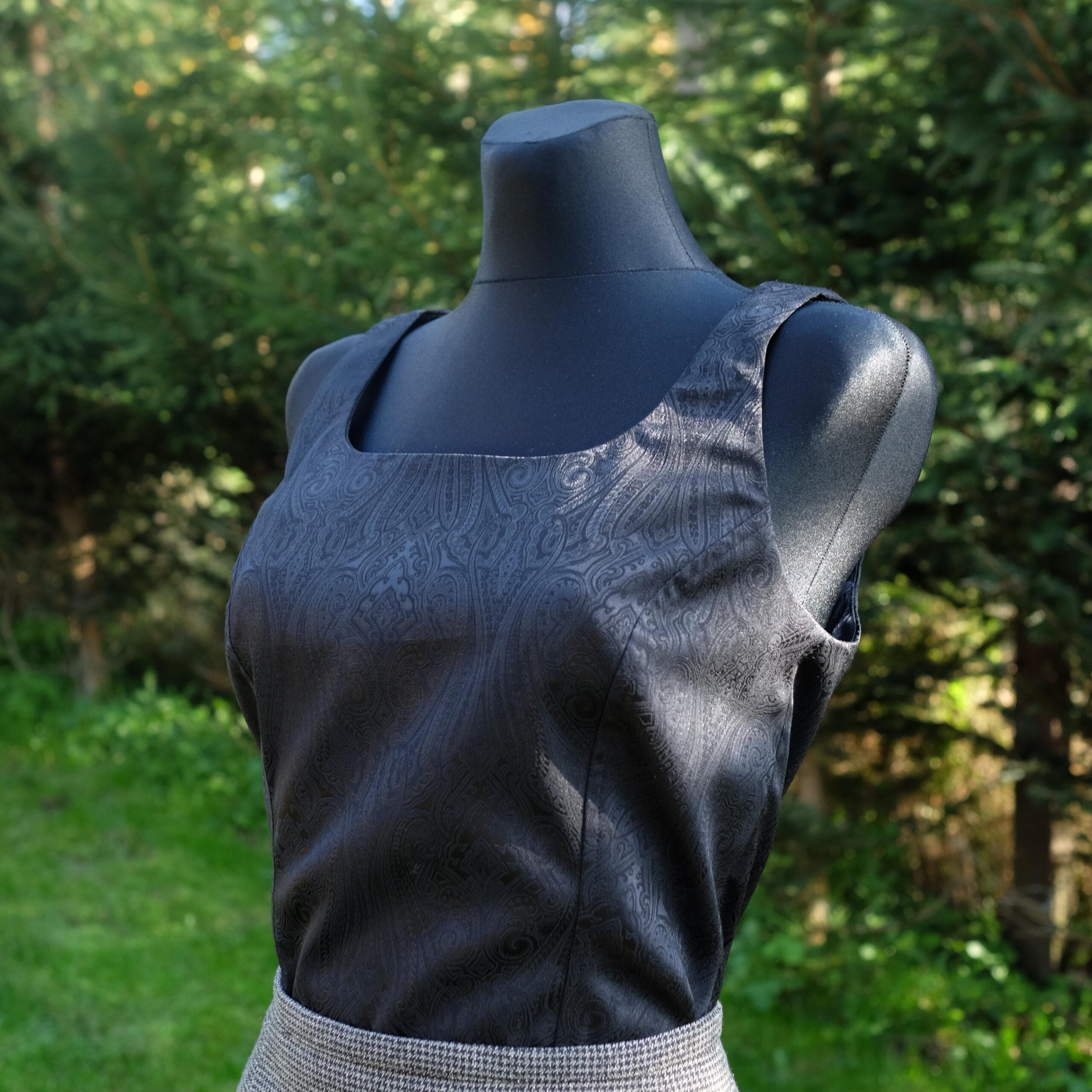 Vintage Black Crop Top: Tone-on-Tone Paisley Pattern - Image 3