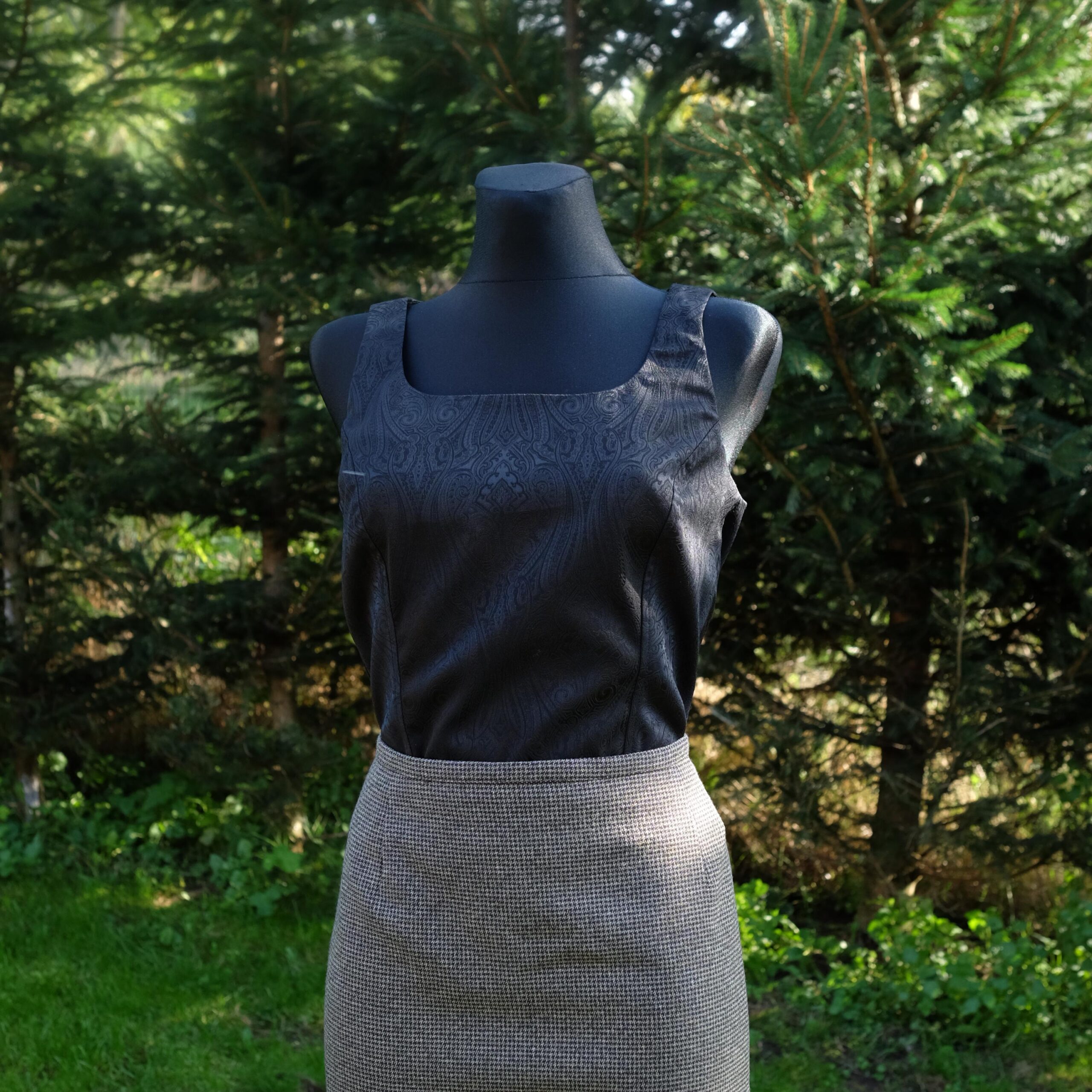 Vintage Black Crop Top: Tone-on-Tone Paisley Pattern - Image 6