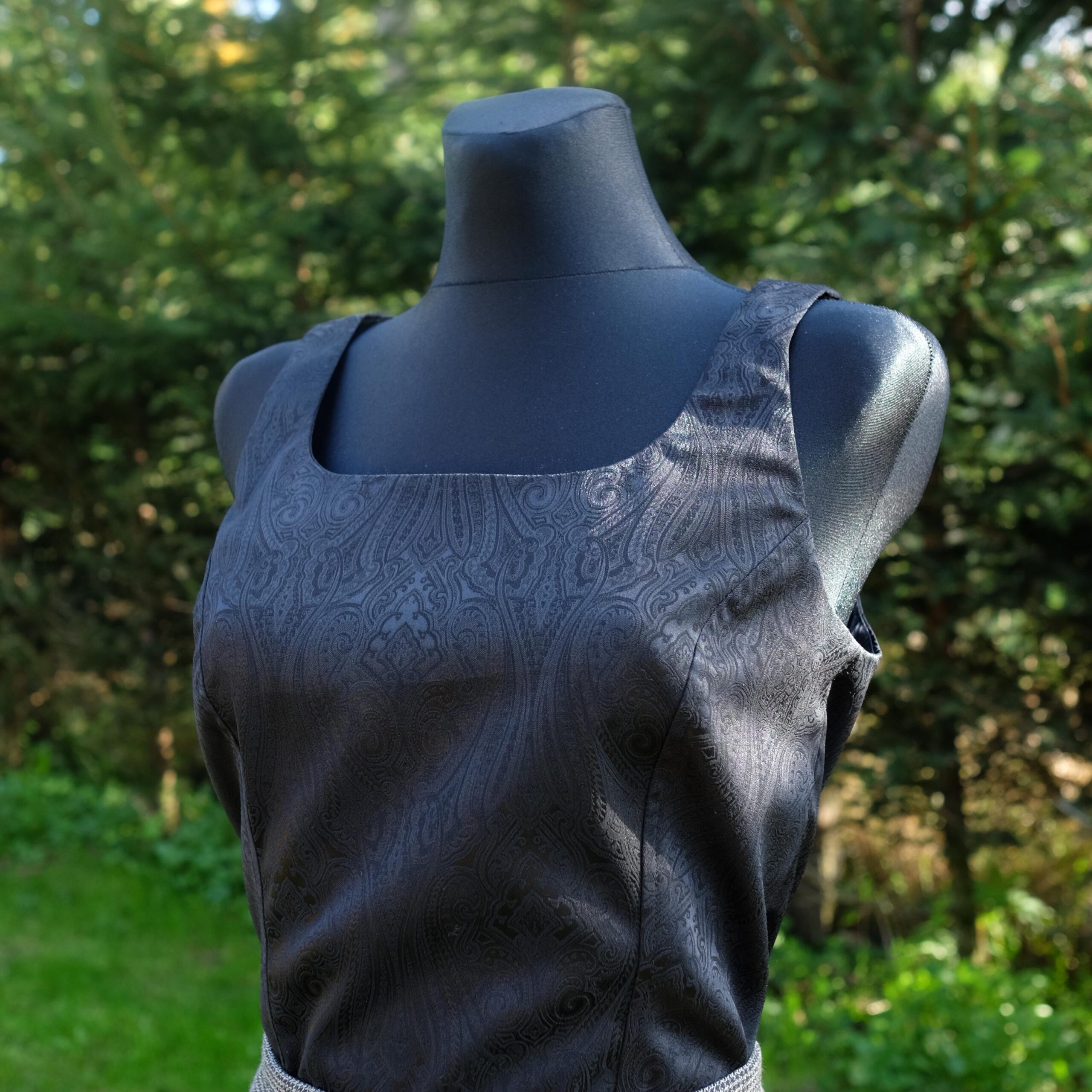 Vintage Black Crop Top: Tone-on-Tone Paisley Pattern - Image 4