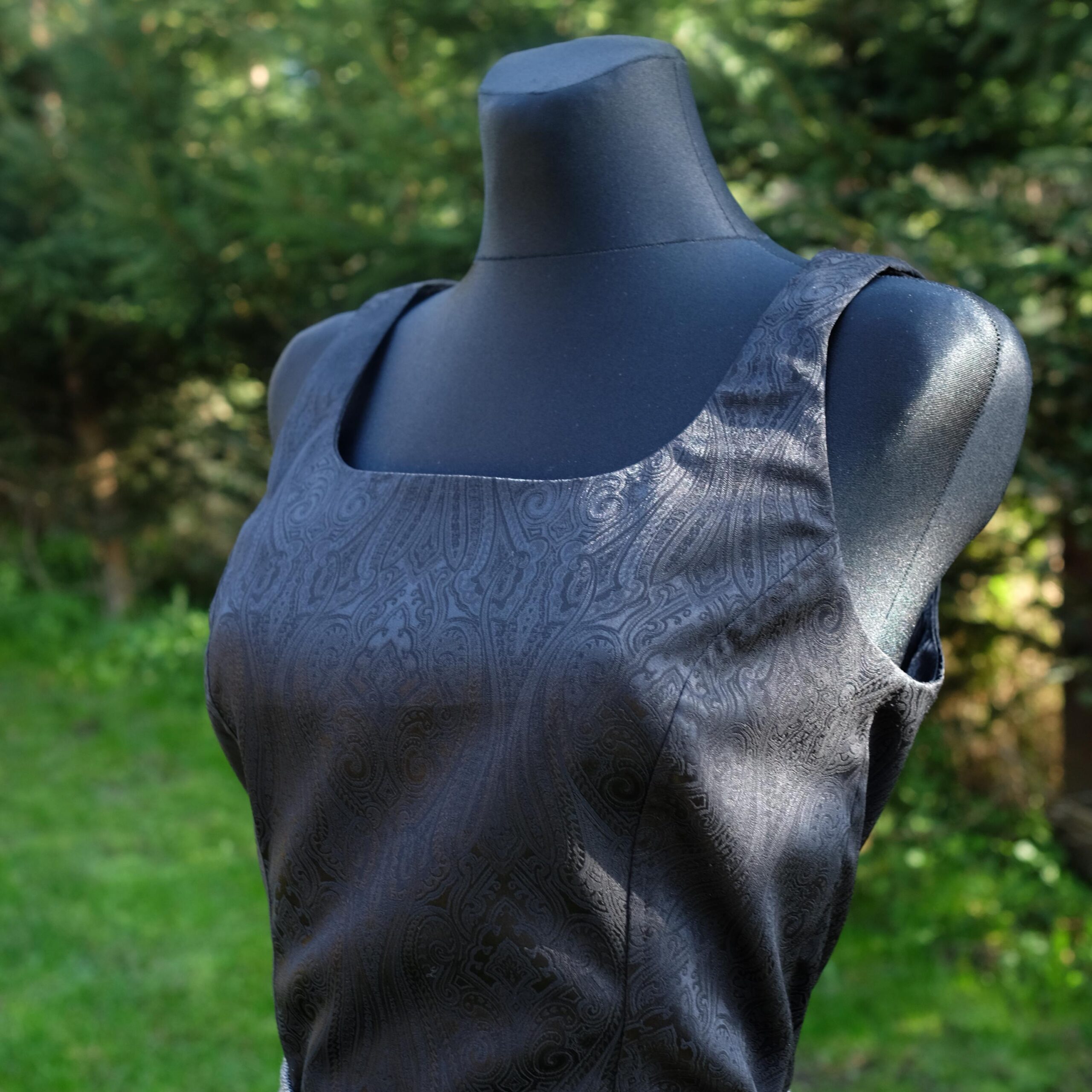 Vintage Black Crop Top: Tone-on-Tone Paisley Pattern - Image 2