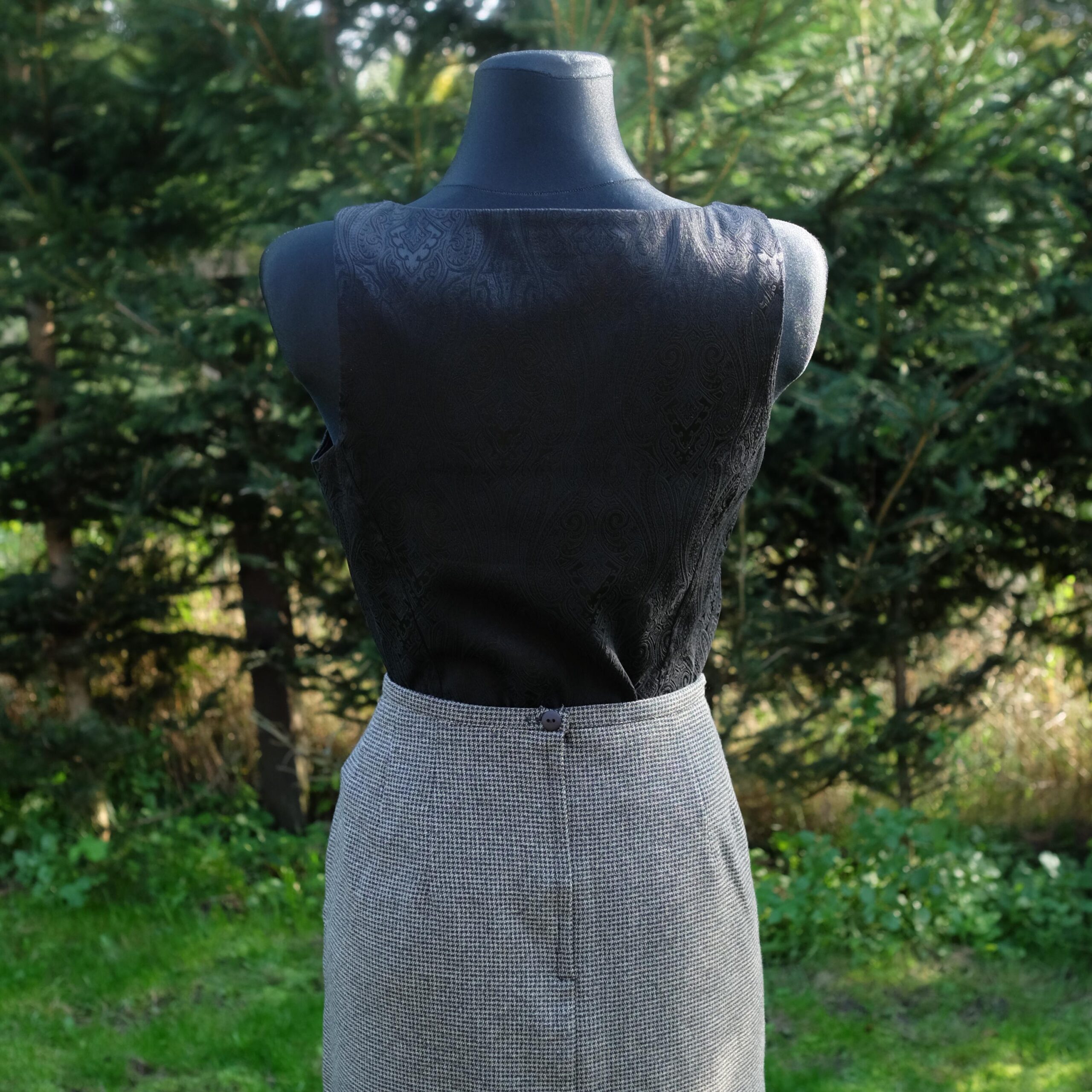 Vintage Black Crop Top: Tone-on-Tone Paisley Pattern - Image 7