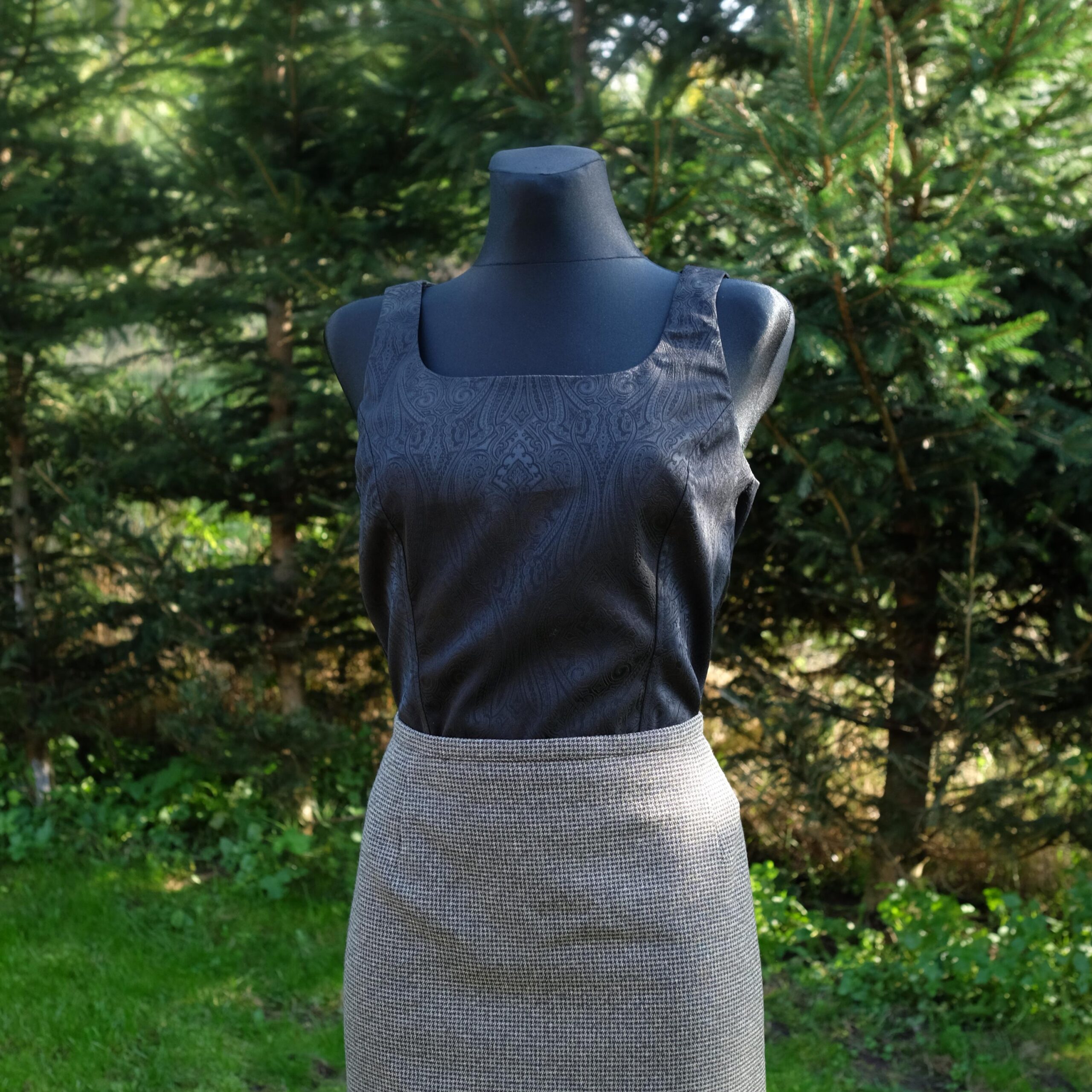 Vintage Black Crop Top: Tone-on-Tone Paisley Pattern