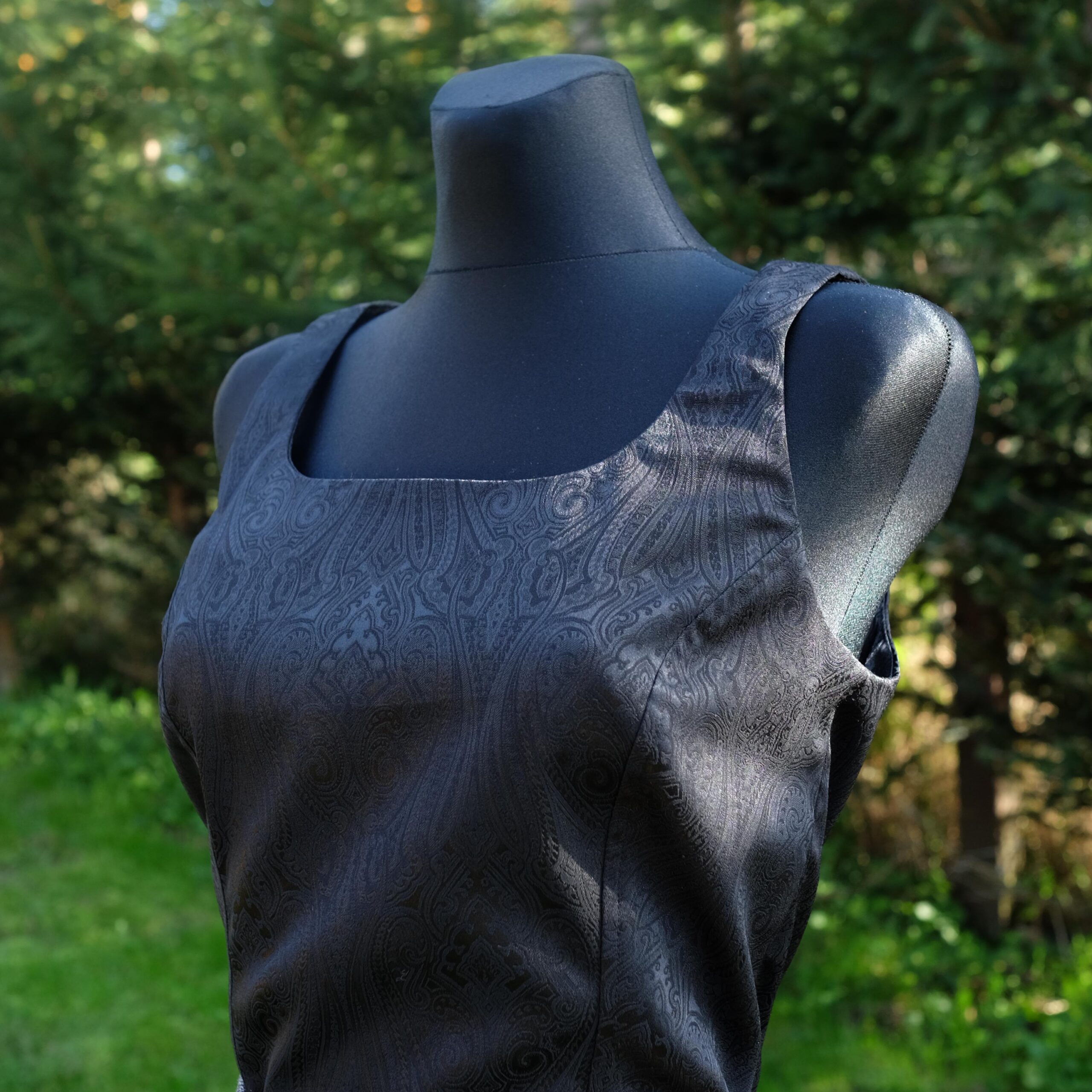 Vintage Black Crop Top: Tone-on-Tone Paisley Pattern - Image 5
