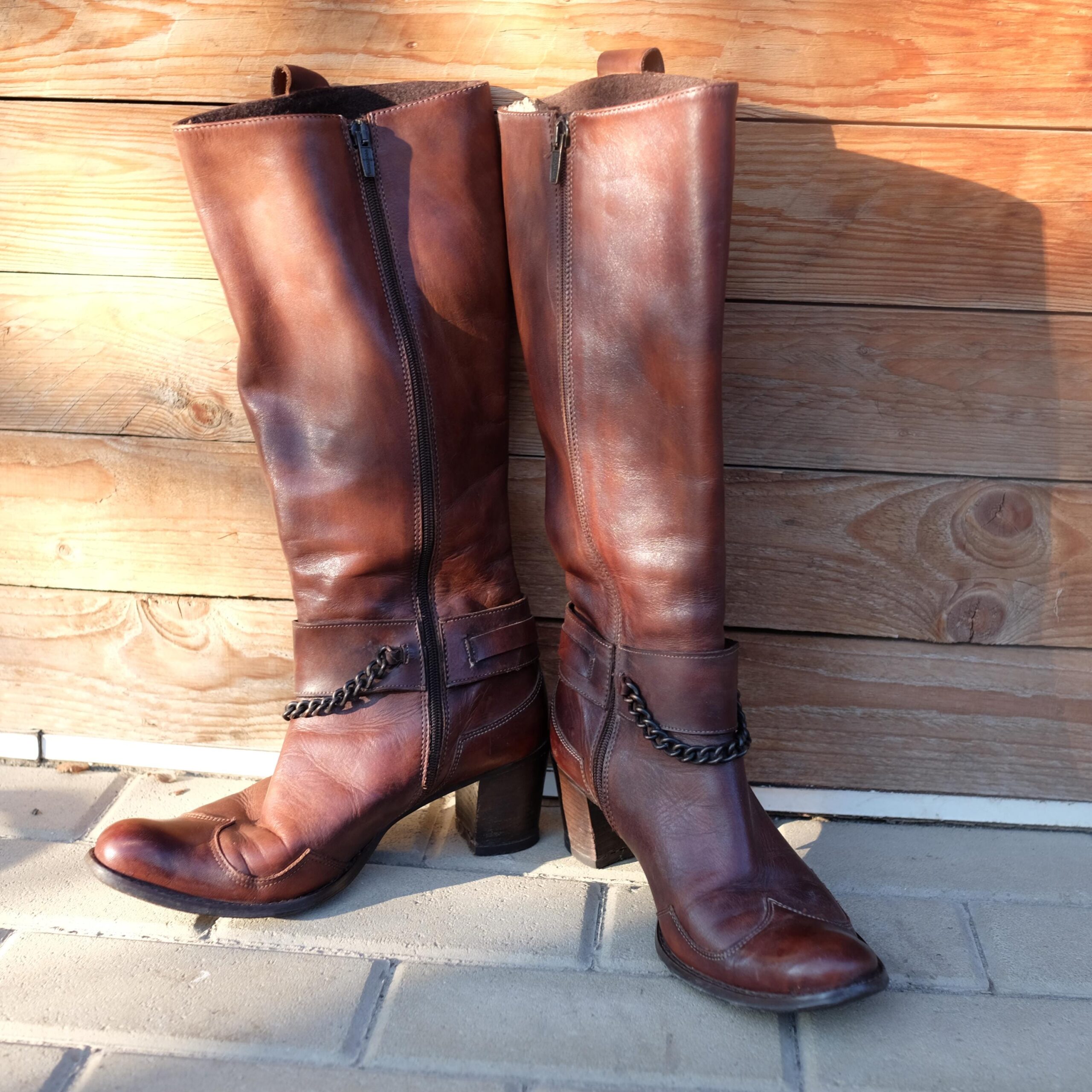Vintage Western Cowboy Brown Leather Boots with heels and Chains Size eu39 - Image 2