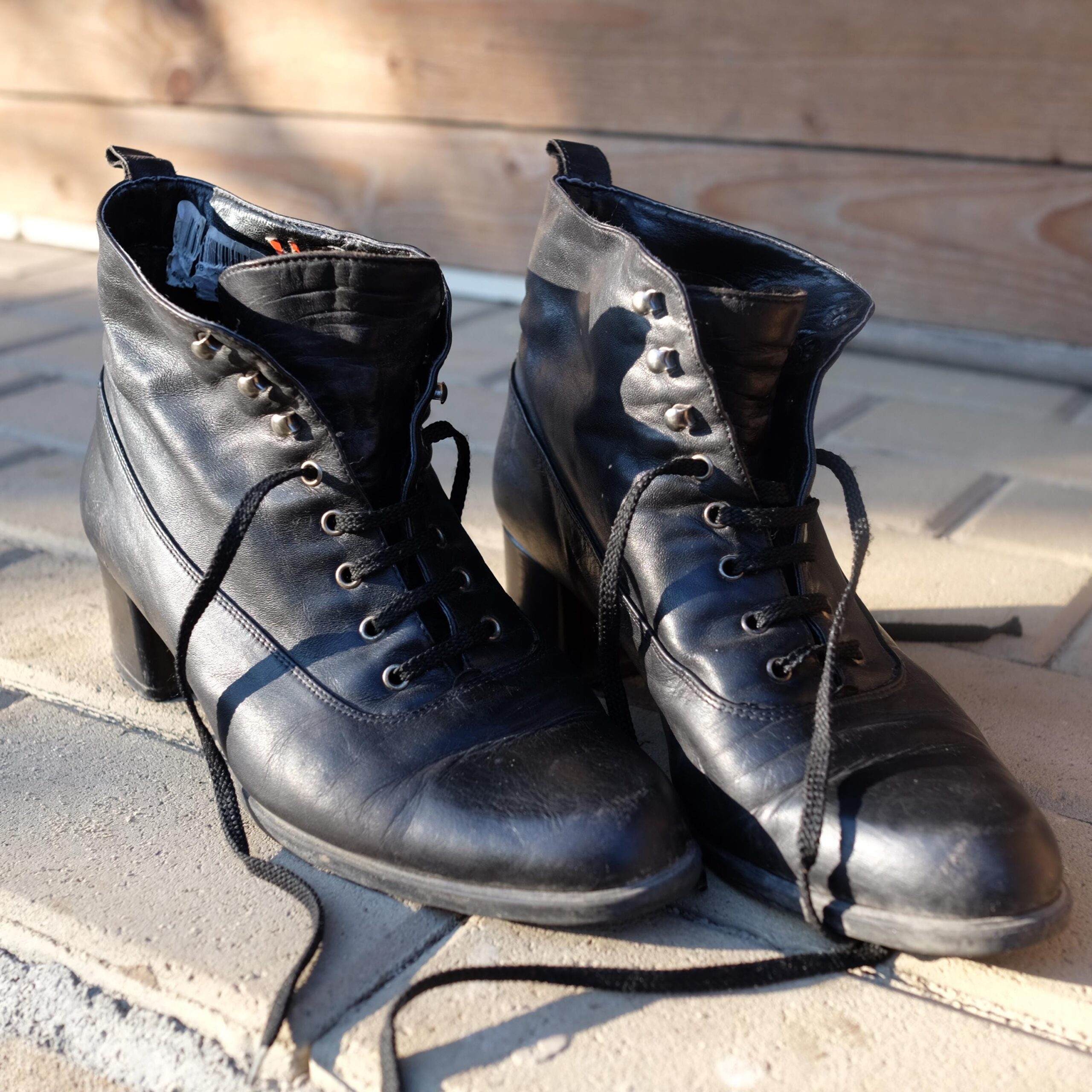 Vintage Black Lace up Ankle Boots size EU39