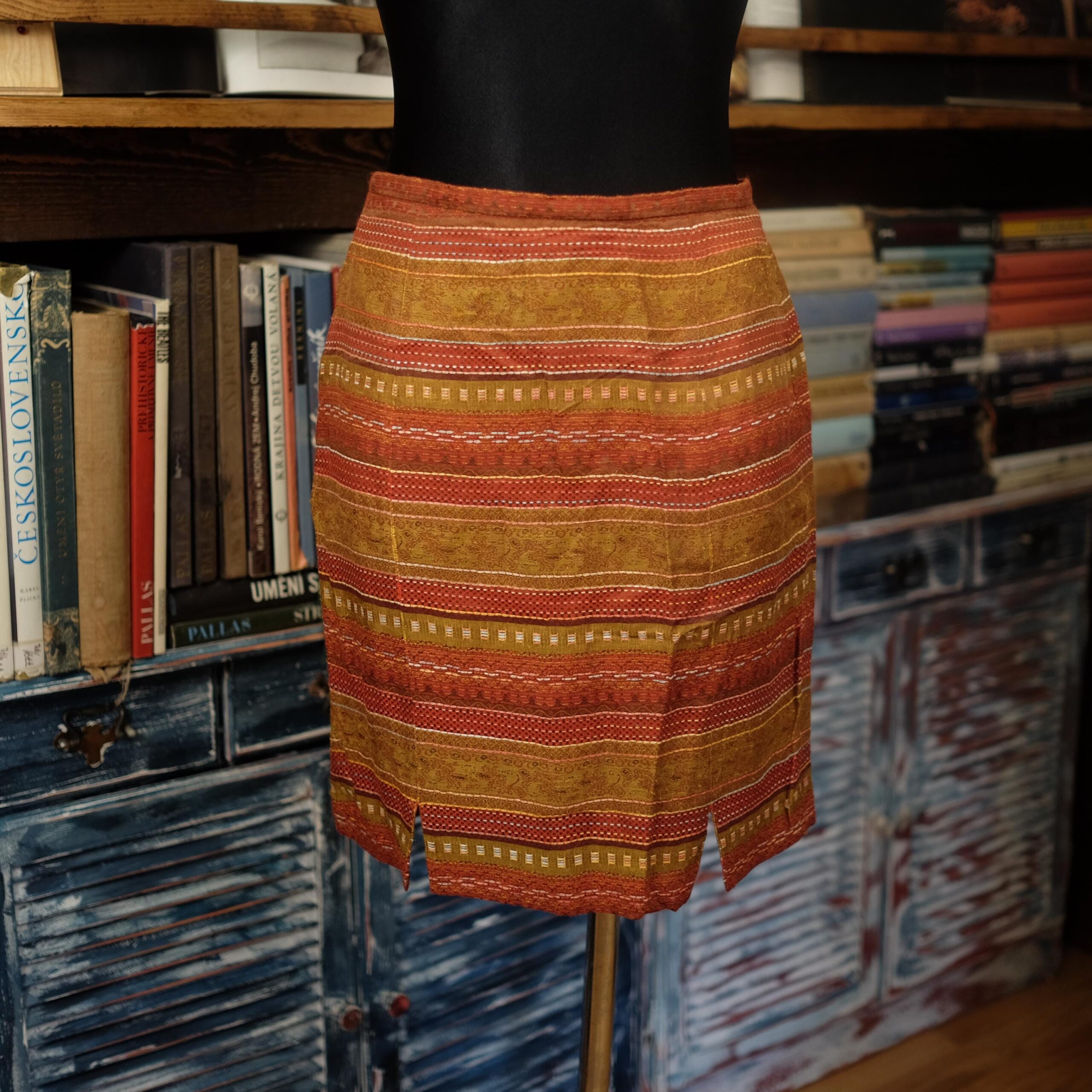 Vintage Mini Pencil Skirt in Earth Tones and Ethno design - Image 4