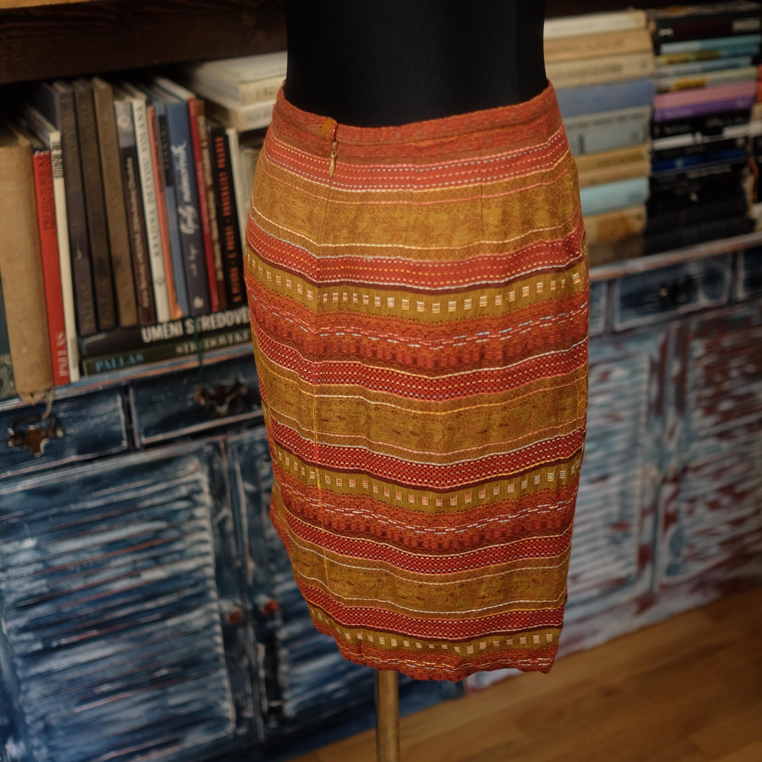 Vintage Mini Pencil Skirt in Earth Tones and Ethno design - Image 10