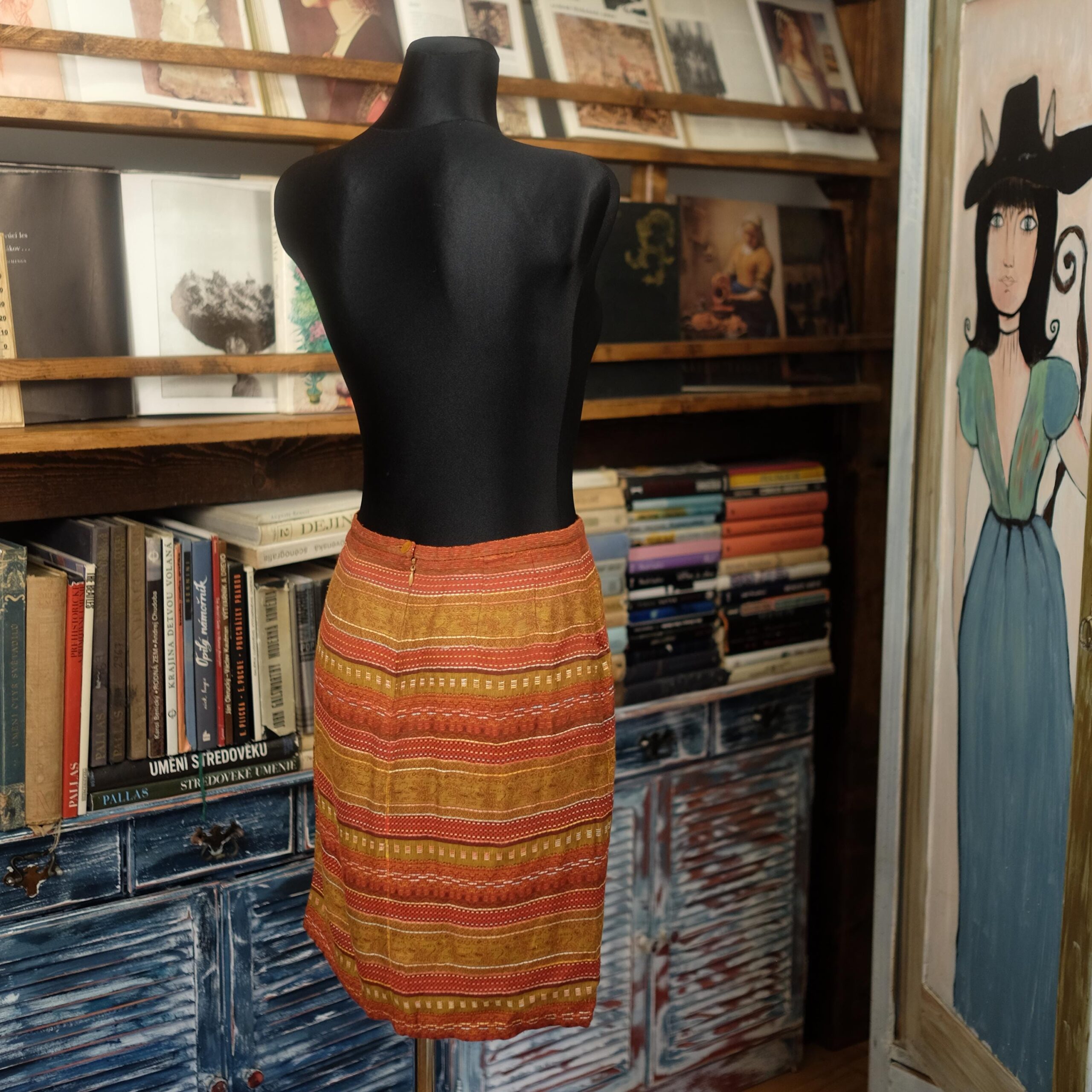Vintage Mini Pencil Skirt in Earth Tones and Ethno design - Image 8