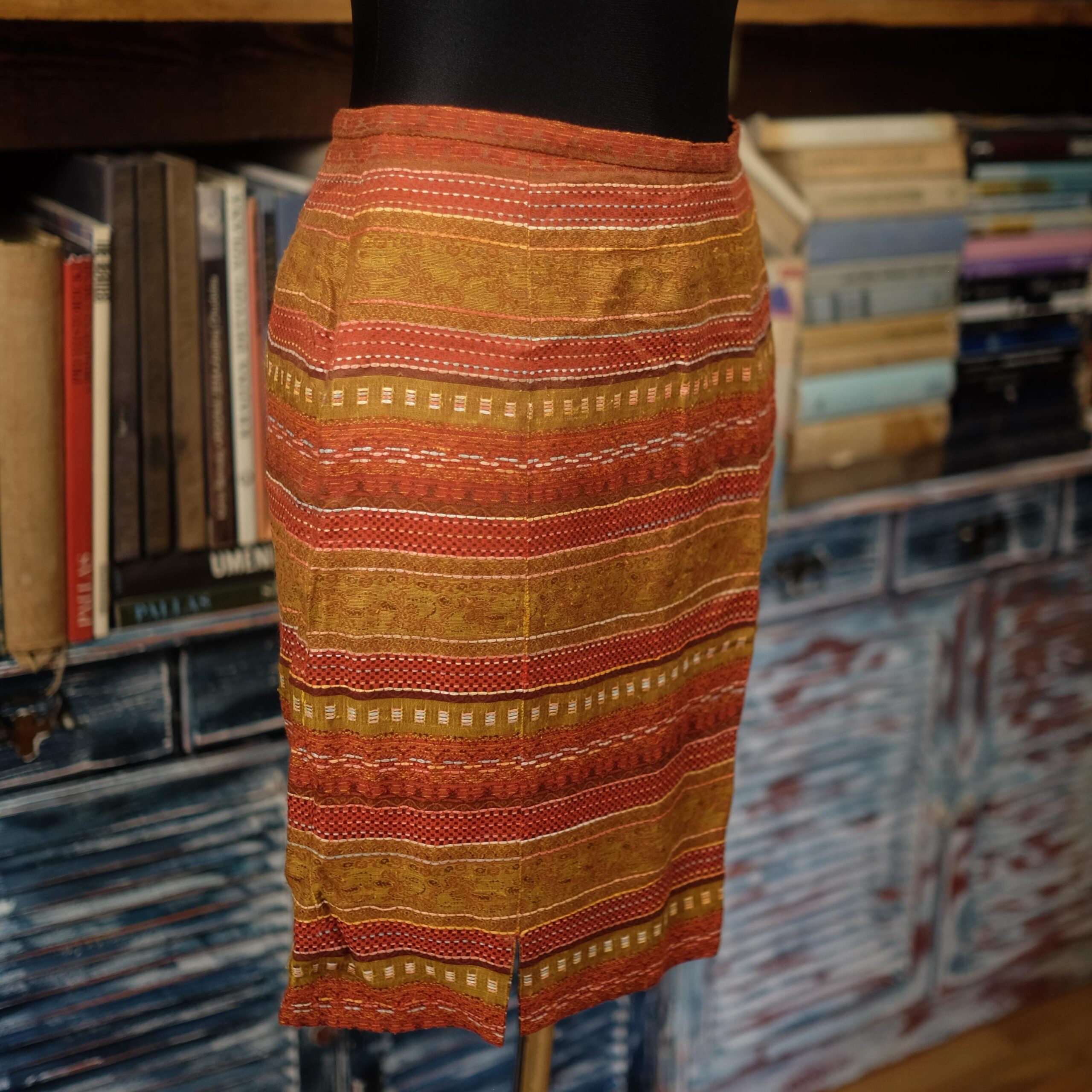 Vintage Mini Pencil Skirt in Earth Tones and Ethno design - Image 7