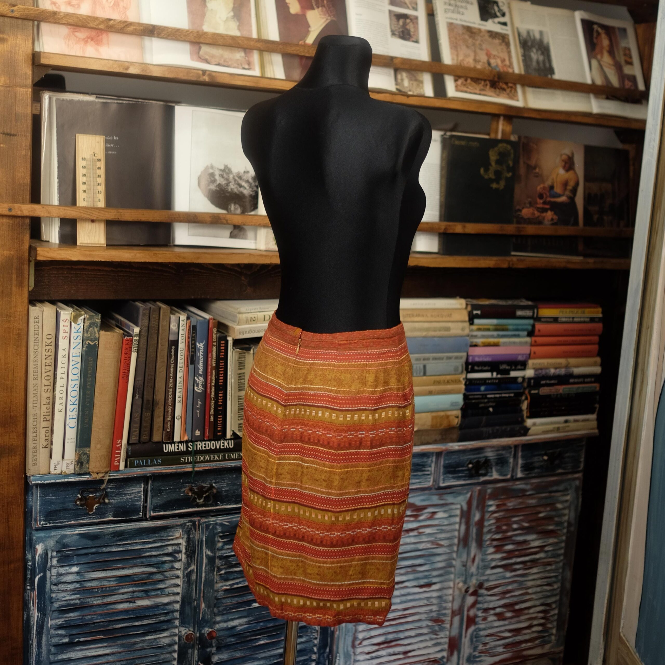 Vintage Mini Pencil Skirt in Earth Tones and Ethno design - Image 9