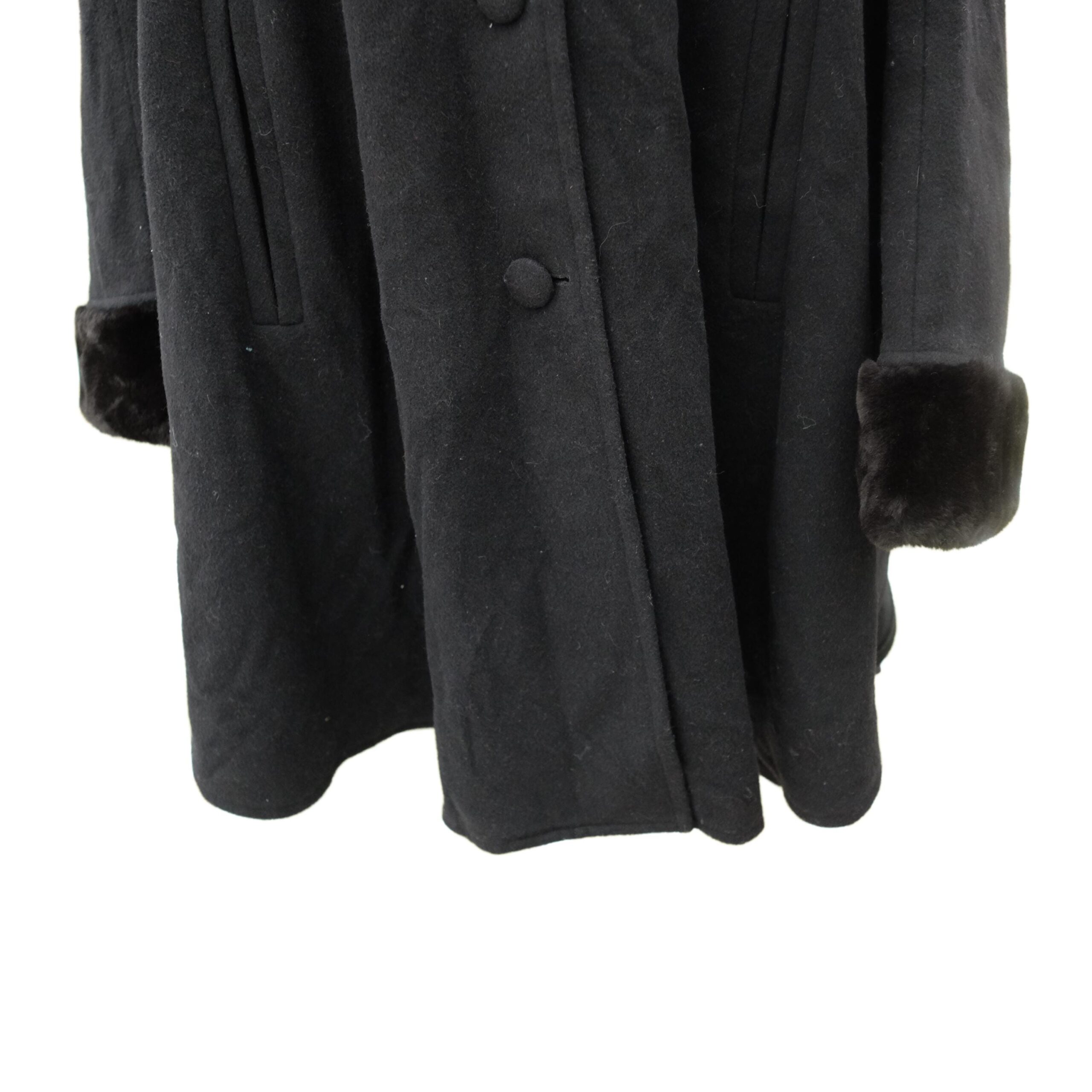 Vintage Elegant Black Cape with Faux Fur - Image 5