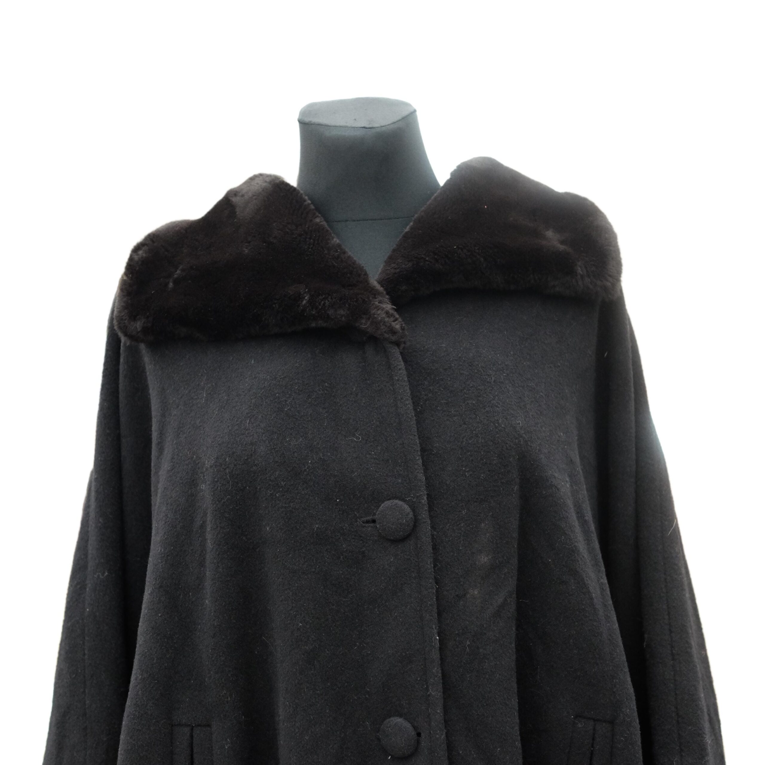 Vintage Elegant Black Cape with Faux Fur - Image 3