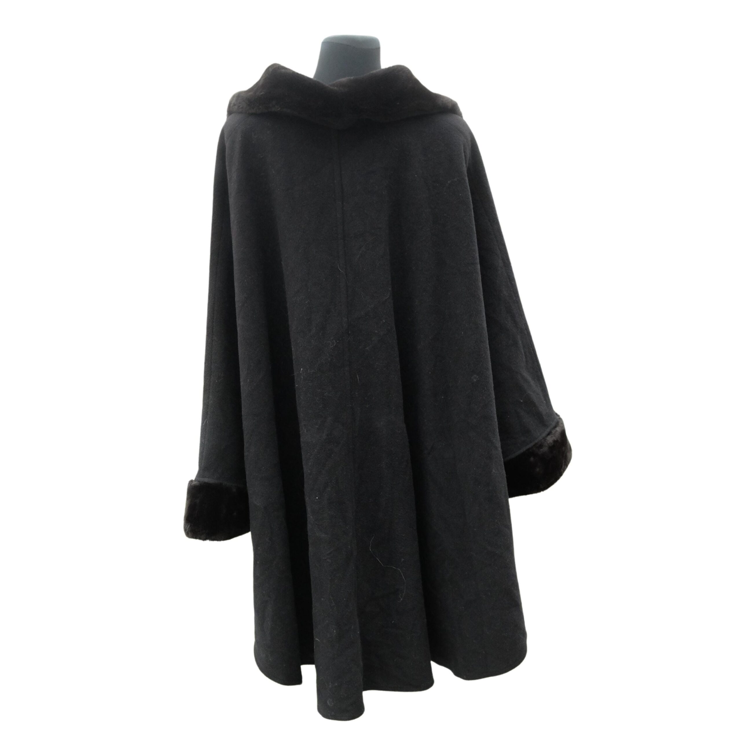 Vintage Elegant Black Cape with Faux Fur - Image 2