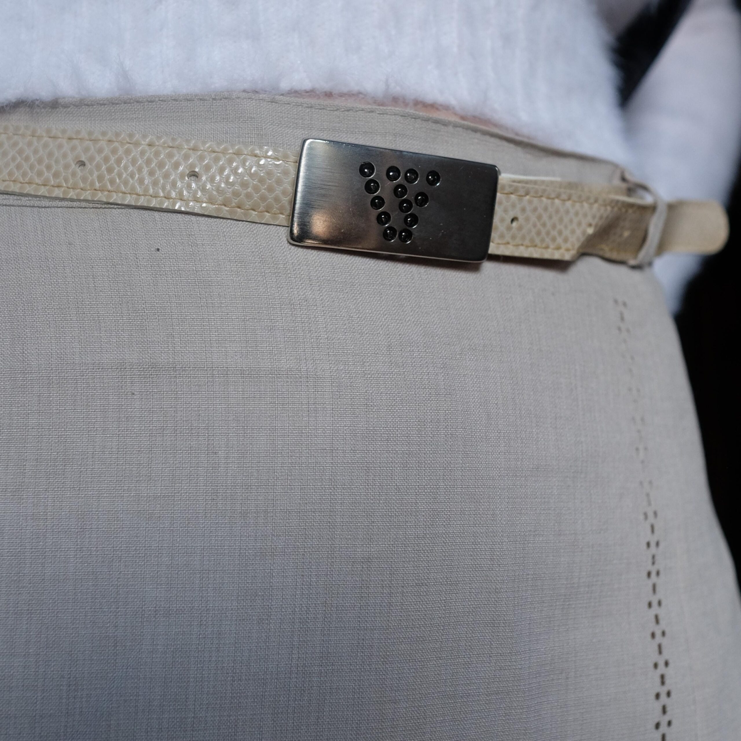 Vintage Below the Knee Cream Pencil Skirt with Intricate Details - Image 8