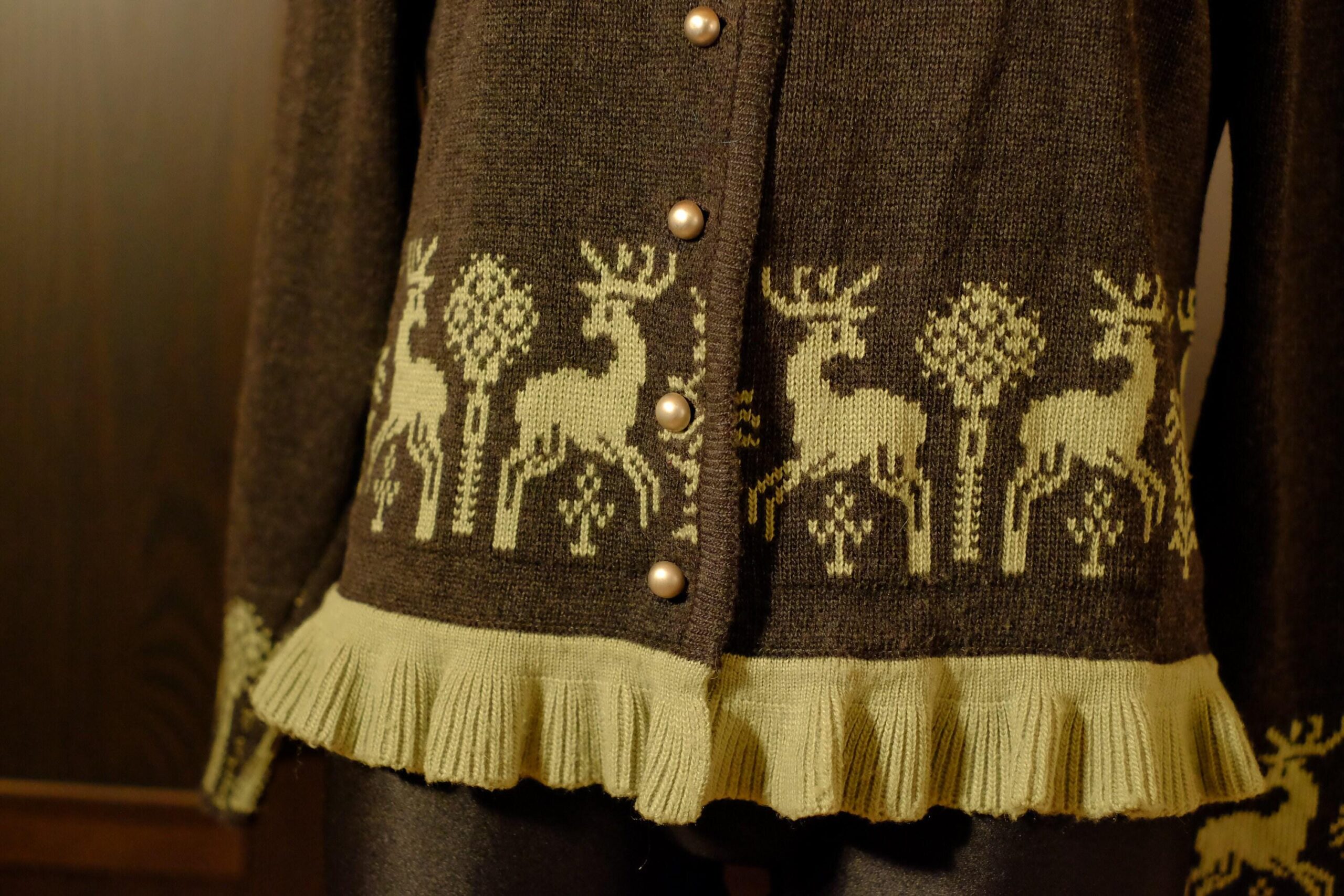 Cute Christmas Sweater: Vintage Festive Grey Green Reindeer Design Flared Collared Knitted Cardigan - Image 7