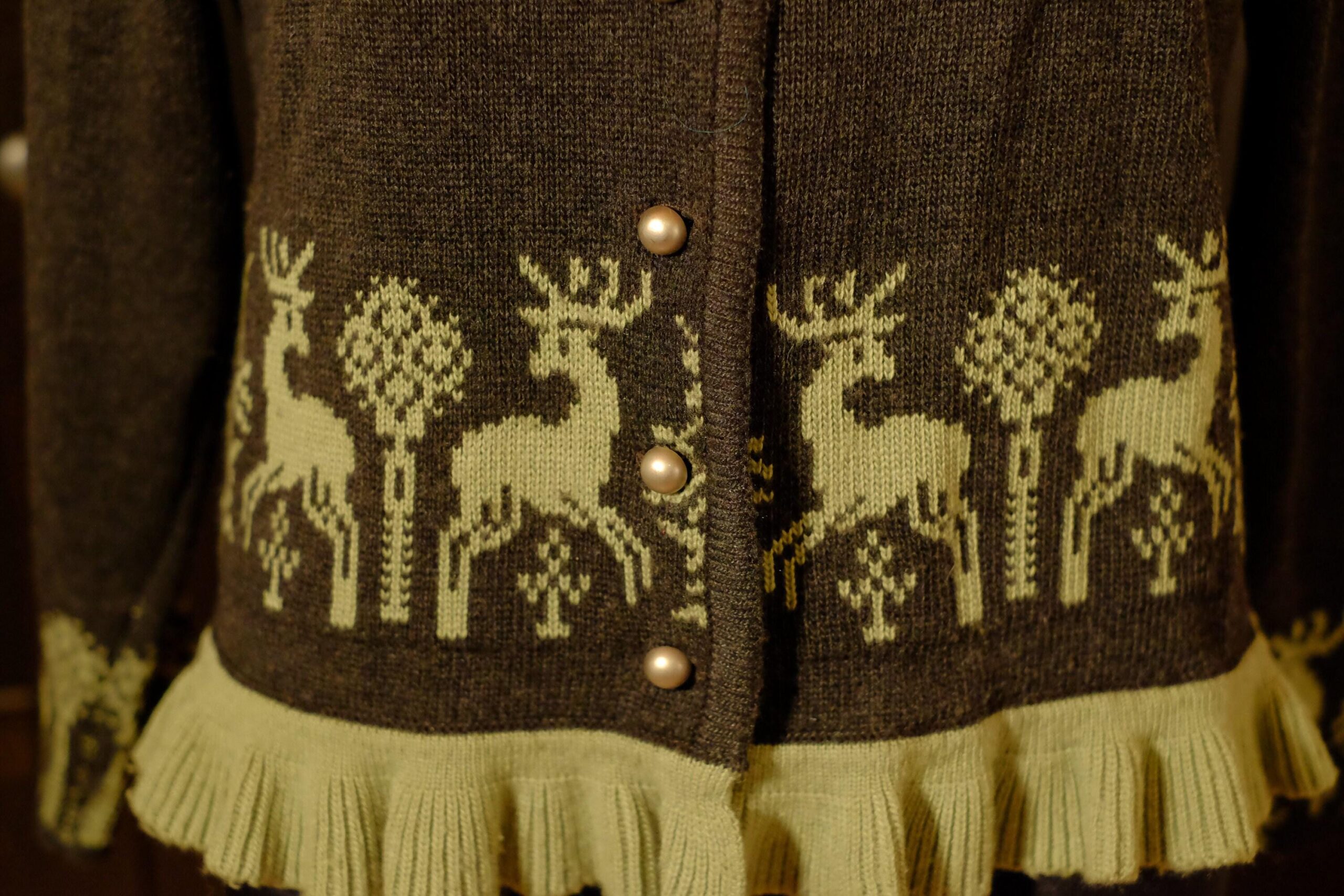 Cute Christmas Sweater: Vintage Festive Grey Green Reindeer Design Flared Collared Knitted Cardigan - Image 9