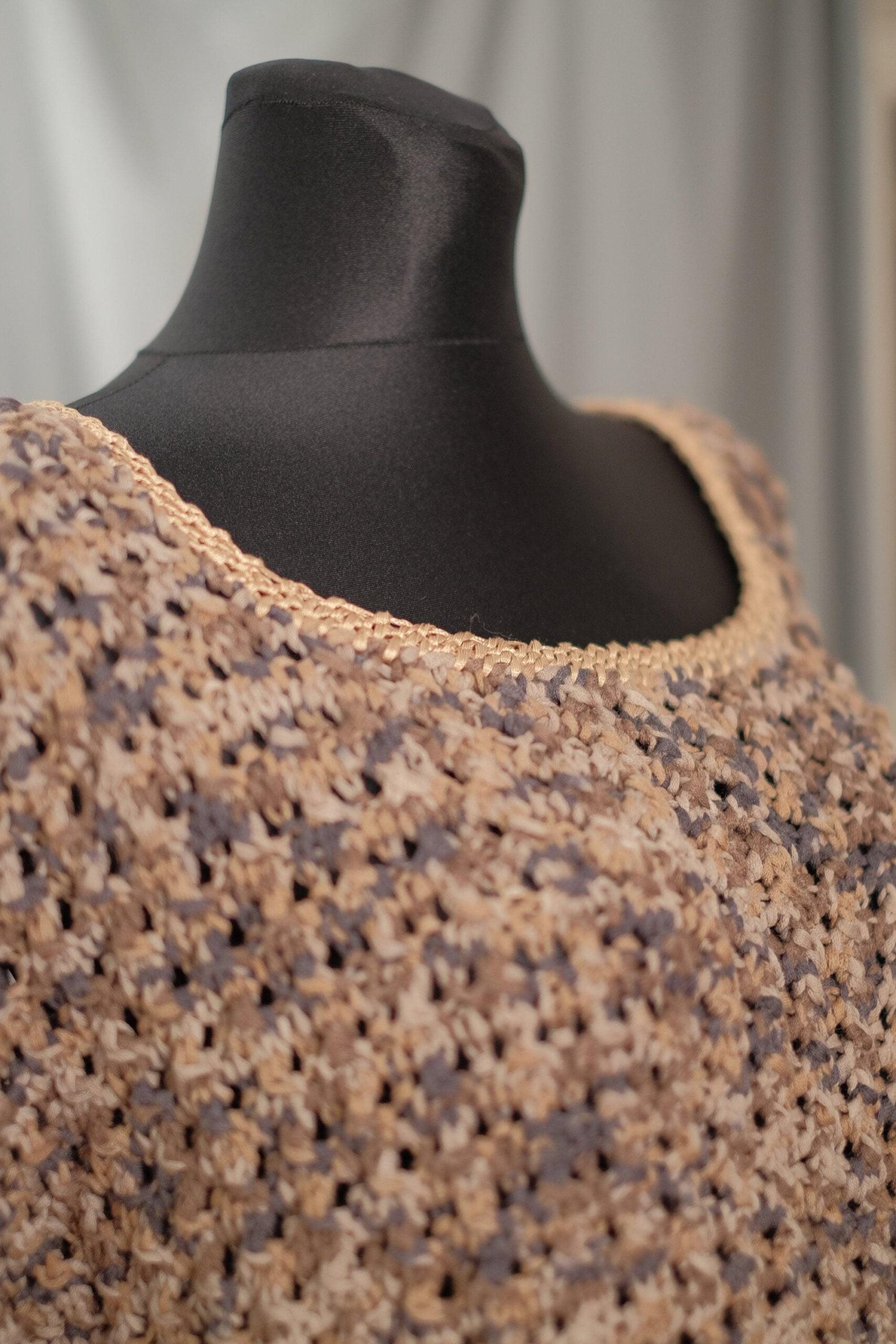 Vintage Tricoloured Textured Mid Sleeved U-Neck Crochet Sweater - Image 3