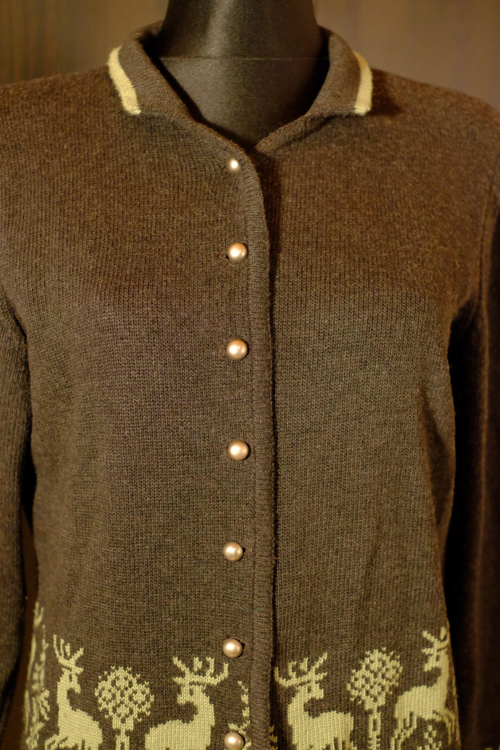 Cute Christmas Sweater: Vintage Festive Grey Green Reindeer Design Flared Collared Knitted Cardigan - Image 5