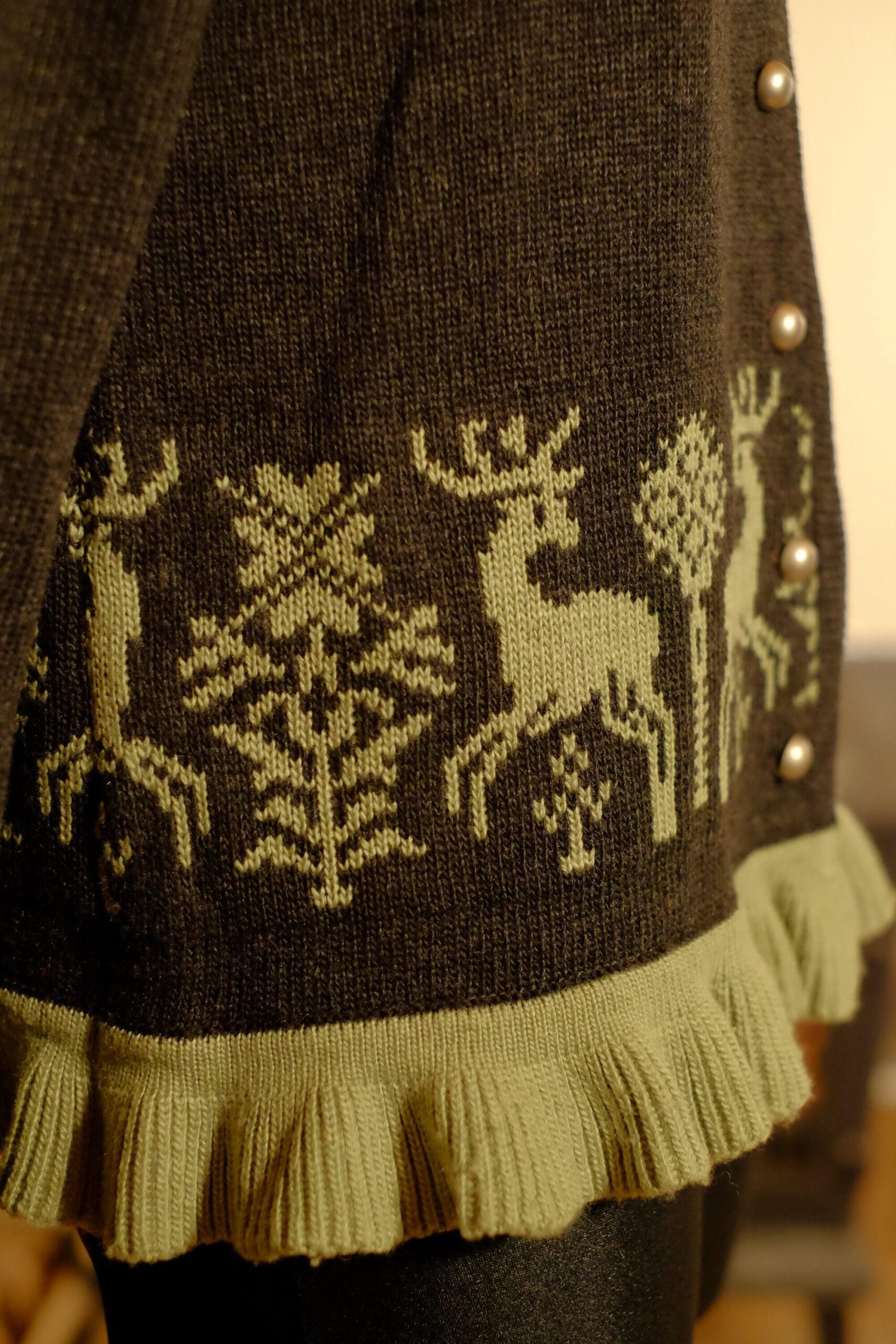 Cute Christmas Sweater: Vintage Festive Grey Green Reindeer Design Flared Collared Knitted Cardigan - Image 10