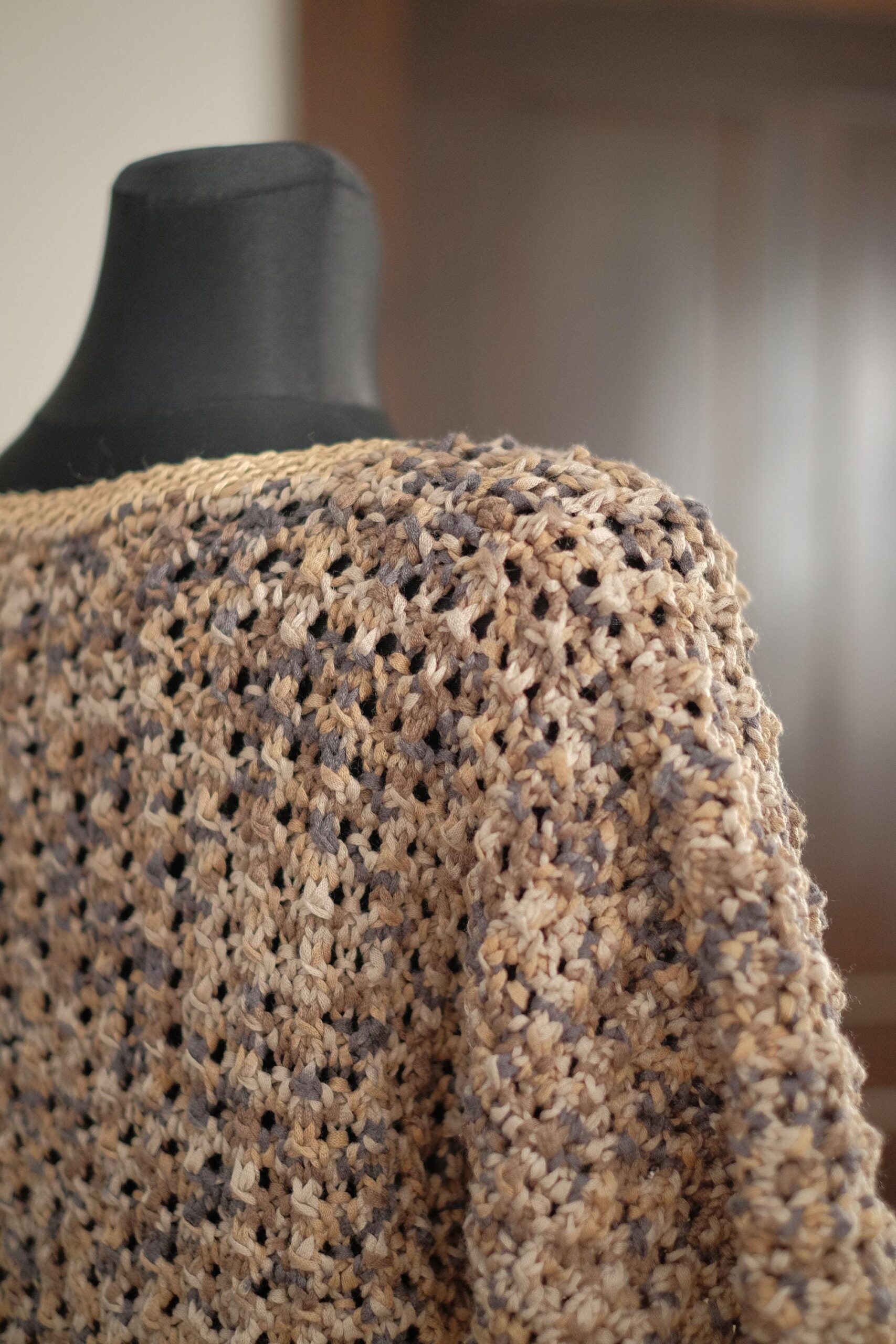 Vintage Tricoloured Textured Mid Sleeved U-Neck Crochet Sweater - Image 7