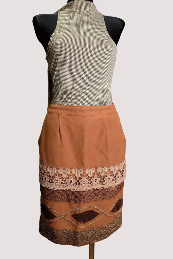 Very Unique Nicely Tailored Vintage Pencil Mini Skirt In Caramel Brown with Lace and Embroidery Size S