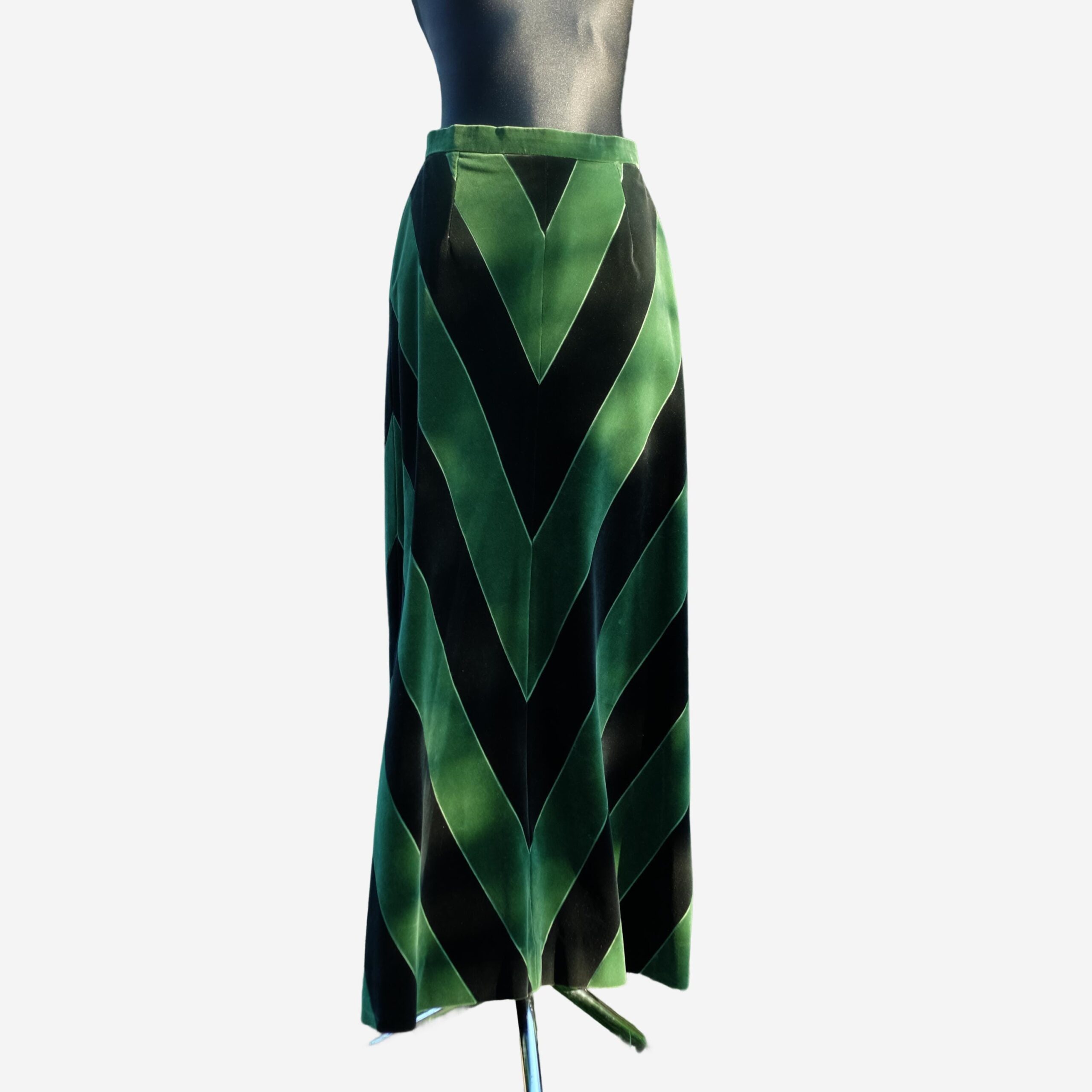 Vintage 70s Velvet Maxi Skirt in Emerald Green and Black by Niedieck, size S/M, Christmas, New Year's Eve Outfit, Luxurious Skirt - Image 2