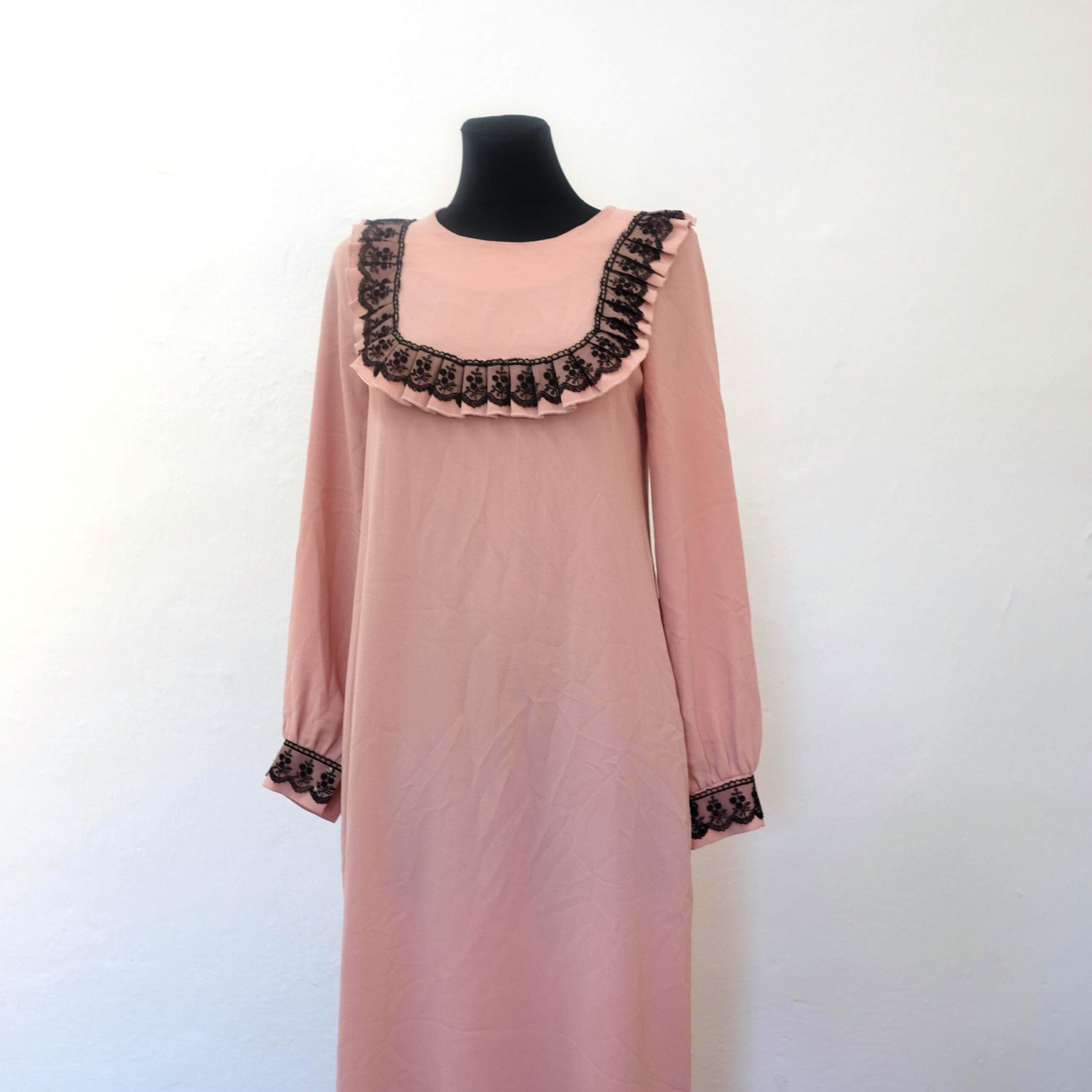 1970s Vintage Whimsical Pink Dress with Black Lace Ruffled Collar - Image 4