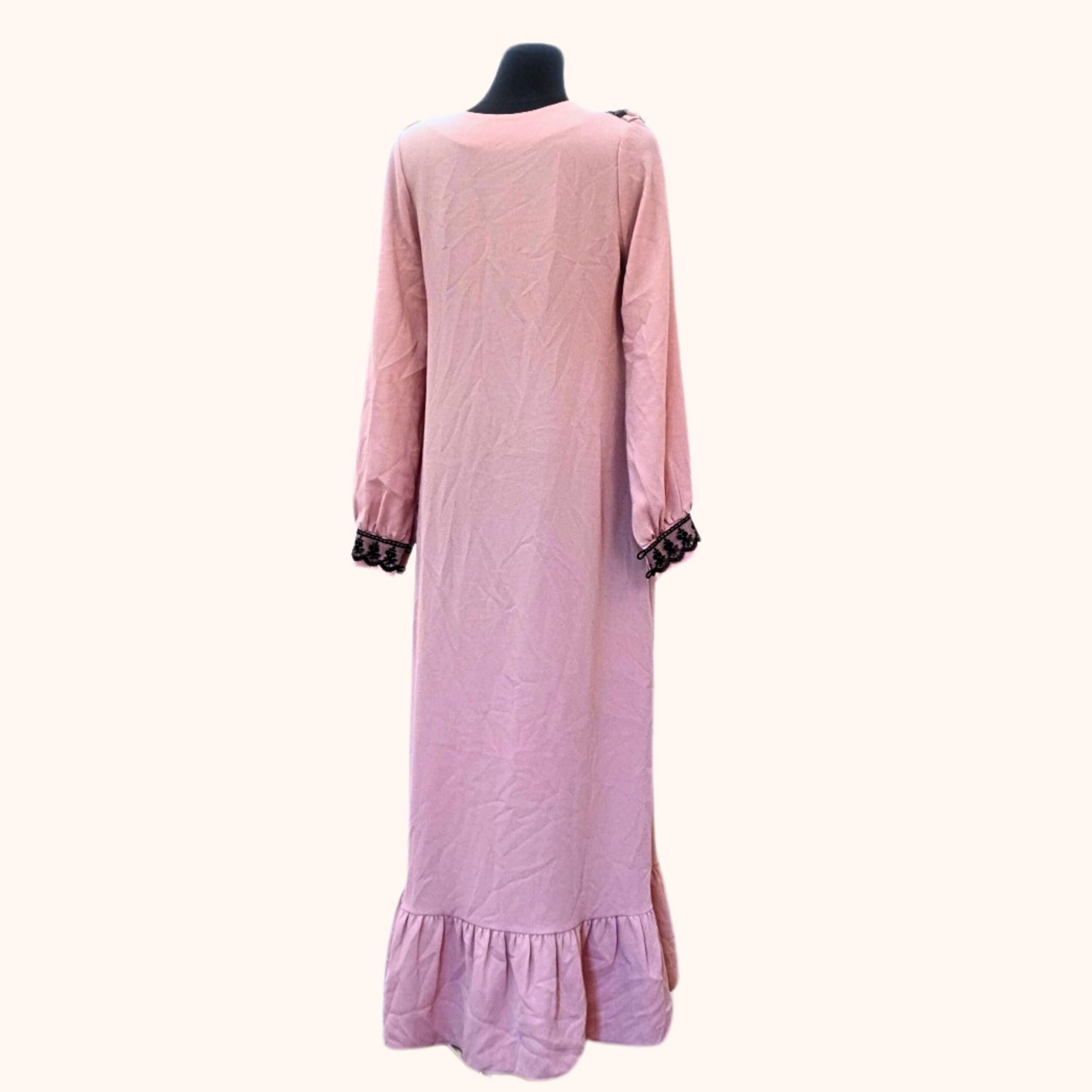 1970s Vintage Whimsical Pink Dress with Black Lace Ruffled Collar - Image 5