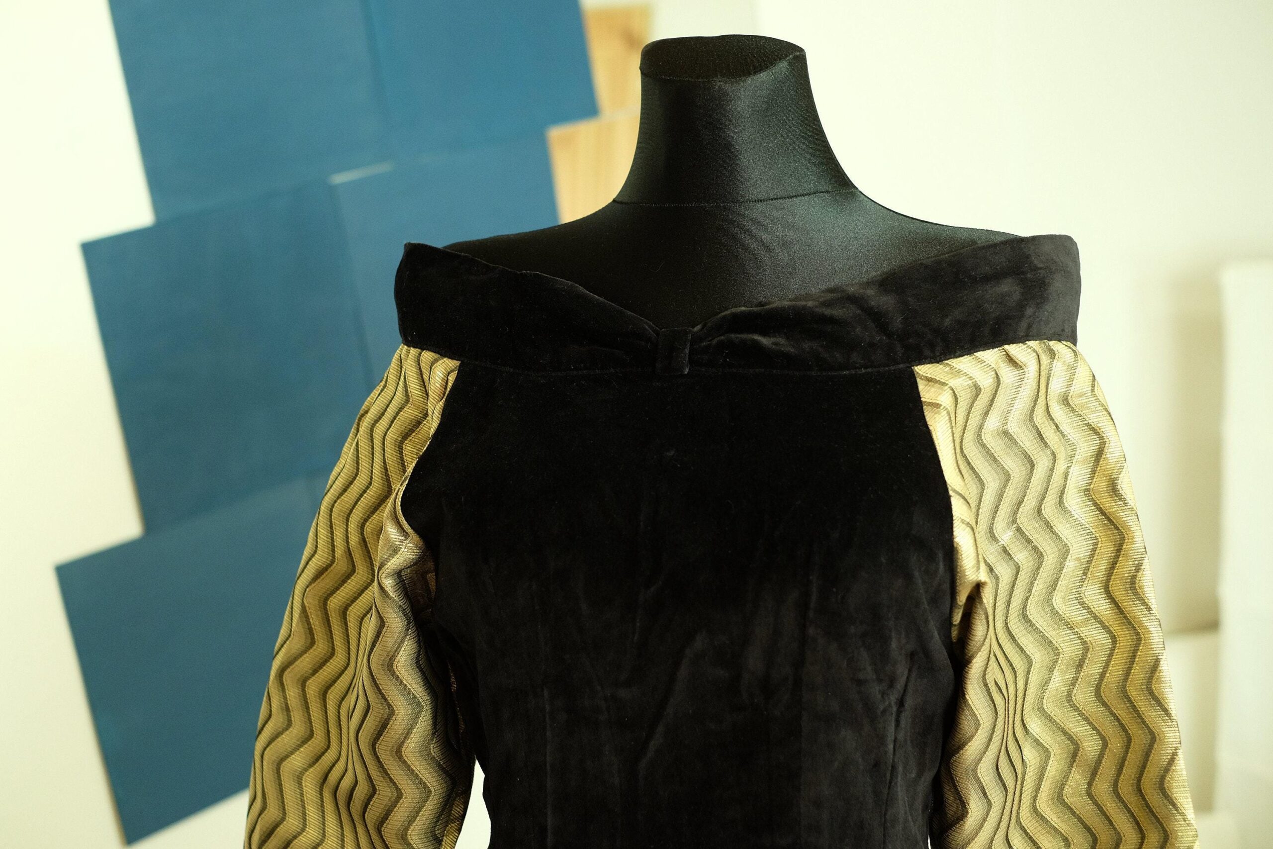 80s Vintage Prom Dress in Black and Gold - Image 4