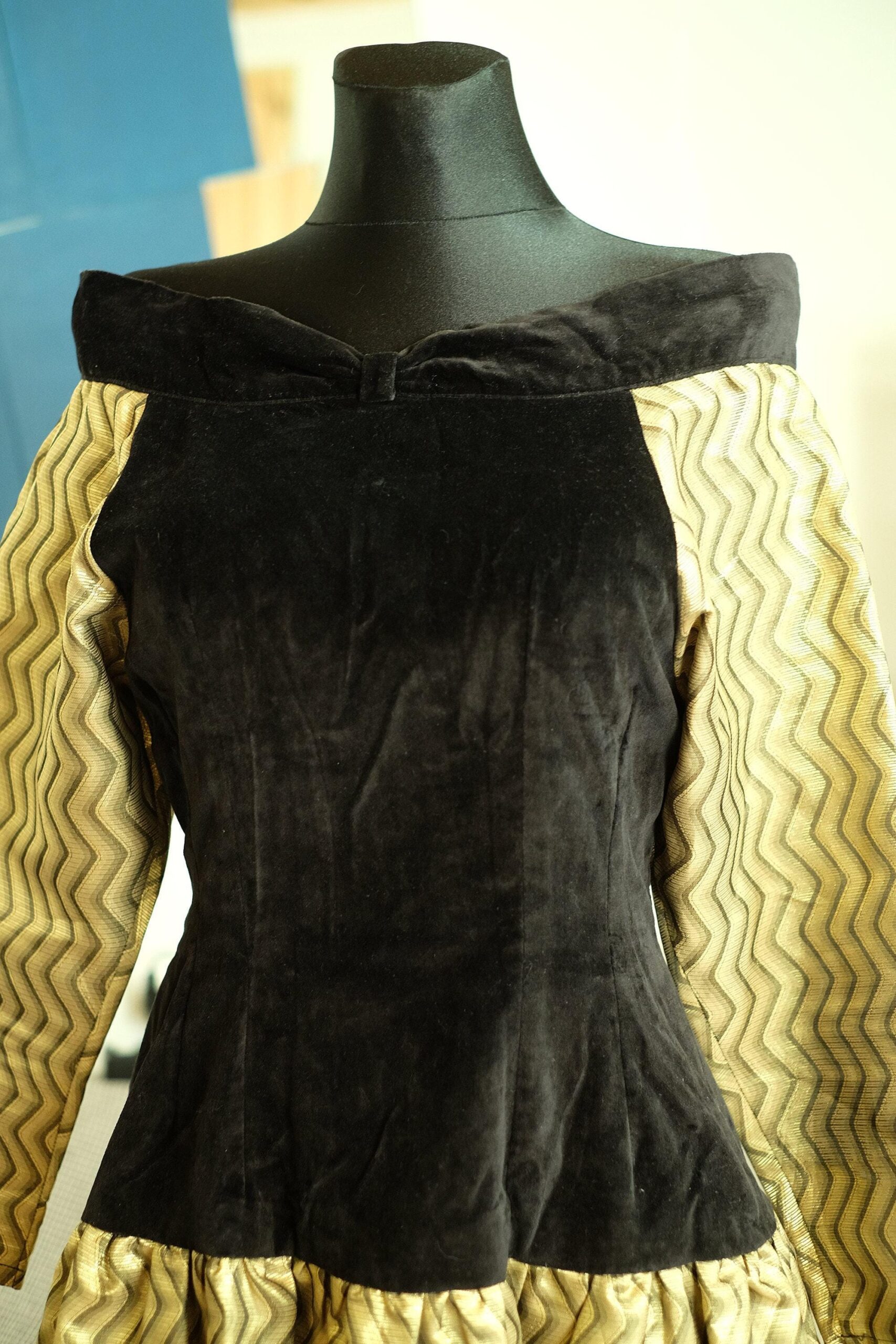80s Vintage Prom Dress in Black and Gold - Image 5