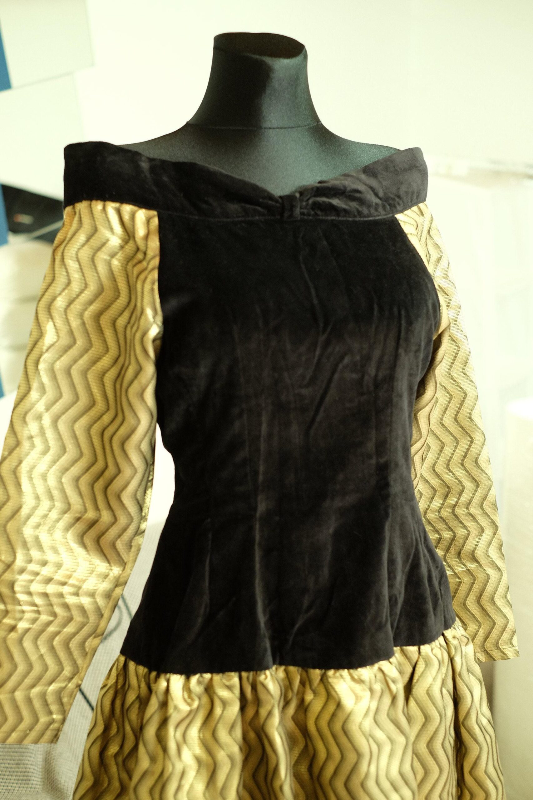 80s Vintage Prom Dress in Black and Gold - Image 10