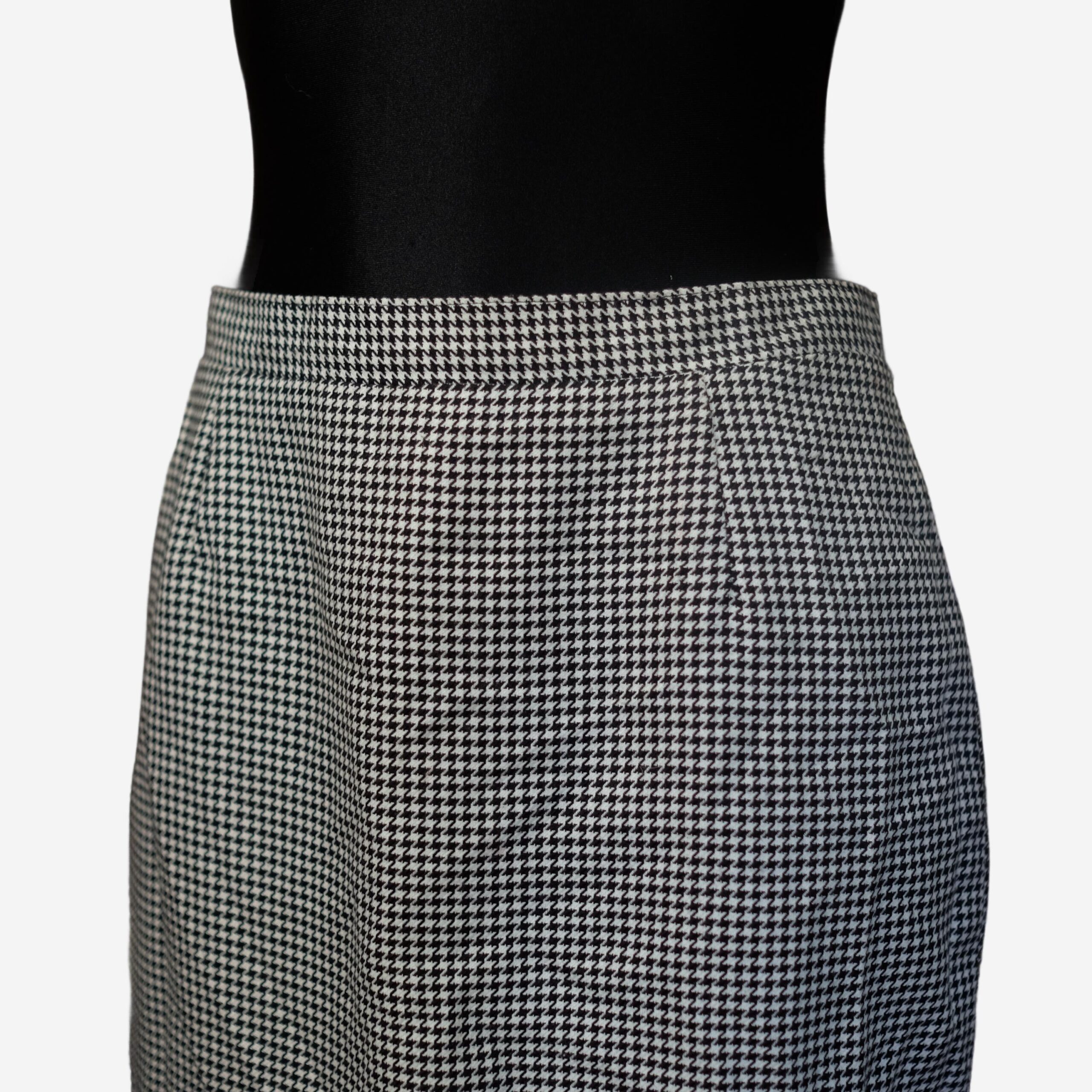 Vintage Houndstooth Pencil Skirt in Black and White - Image 4