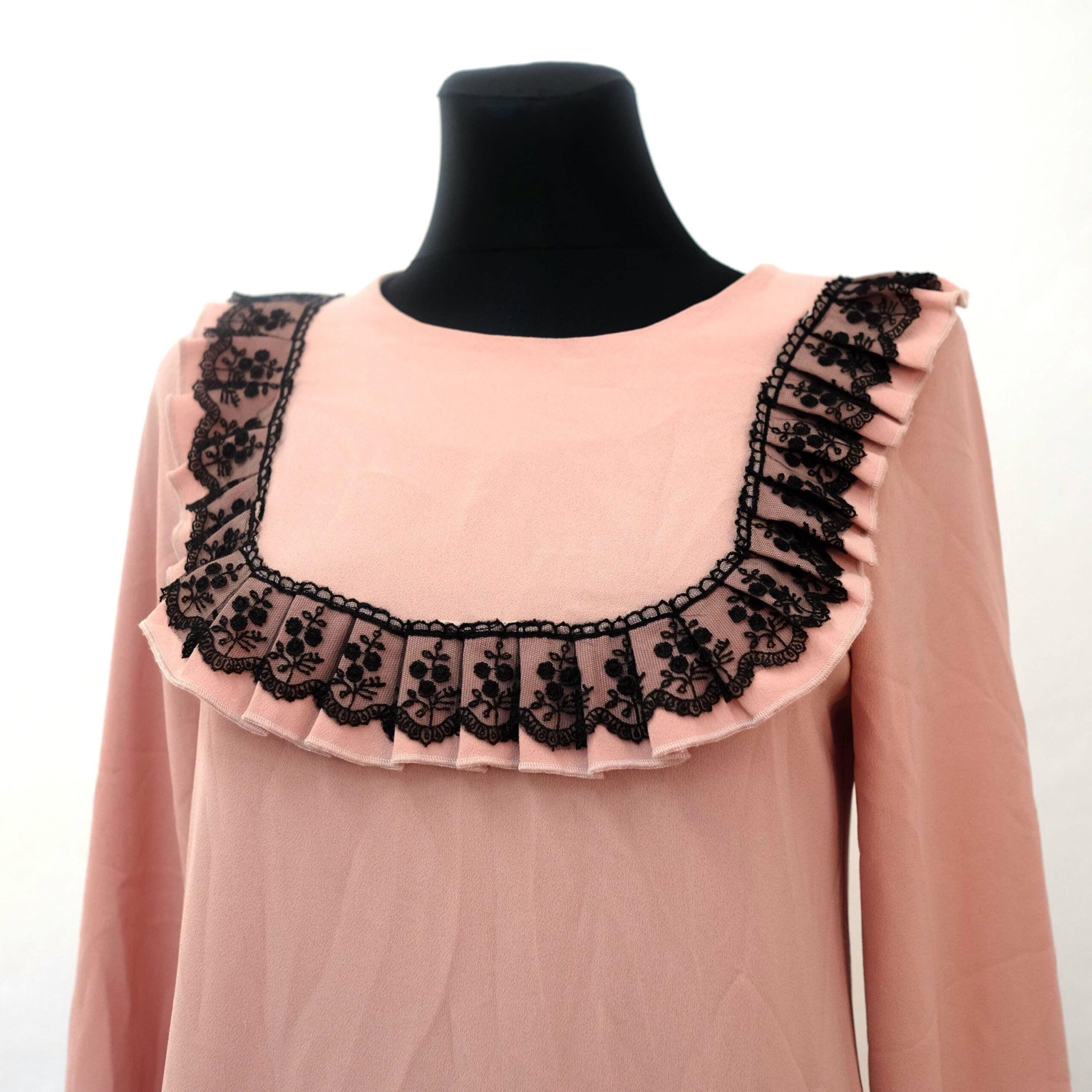 1970s Vintage Whimsical Pink Dress with Black Lace Ruffled Collar - Image 7