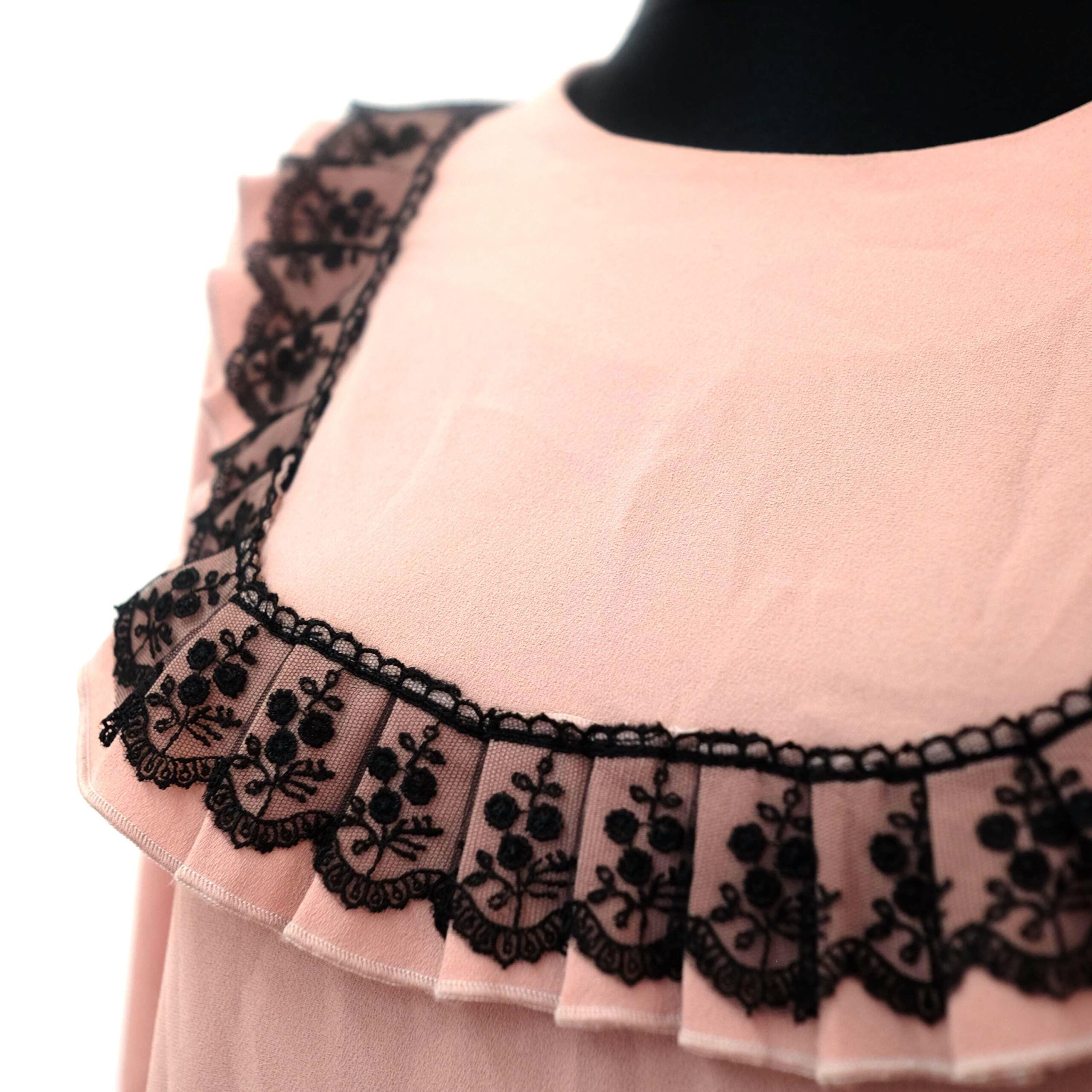 1970s Vintage Whimsical Pink Dress with Black Lace Ruffled Collar - Image 9