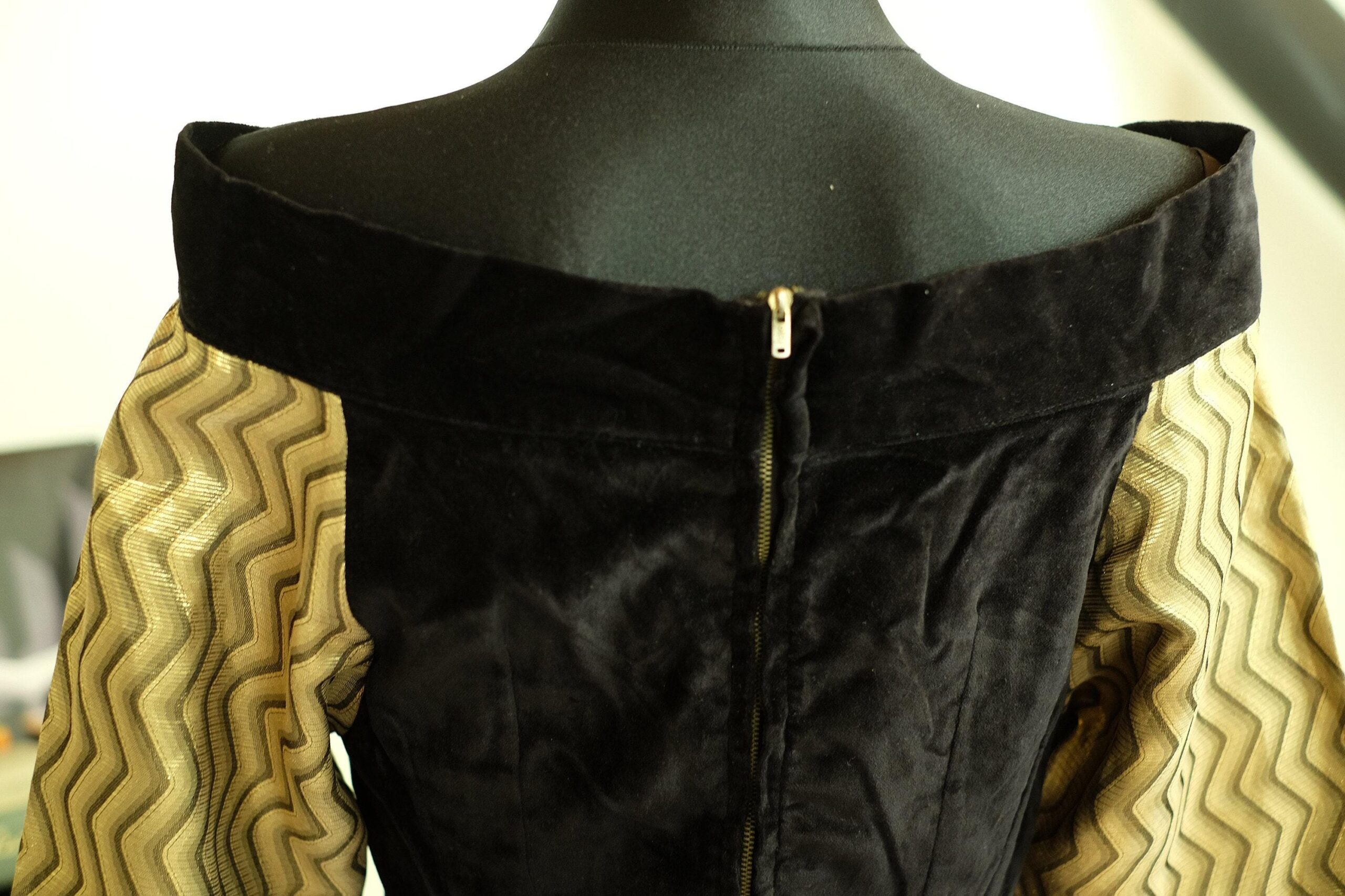 80s Vintage Prom Dress in Black and Gold - Image 9