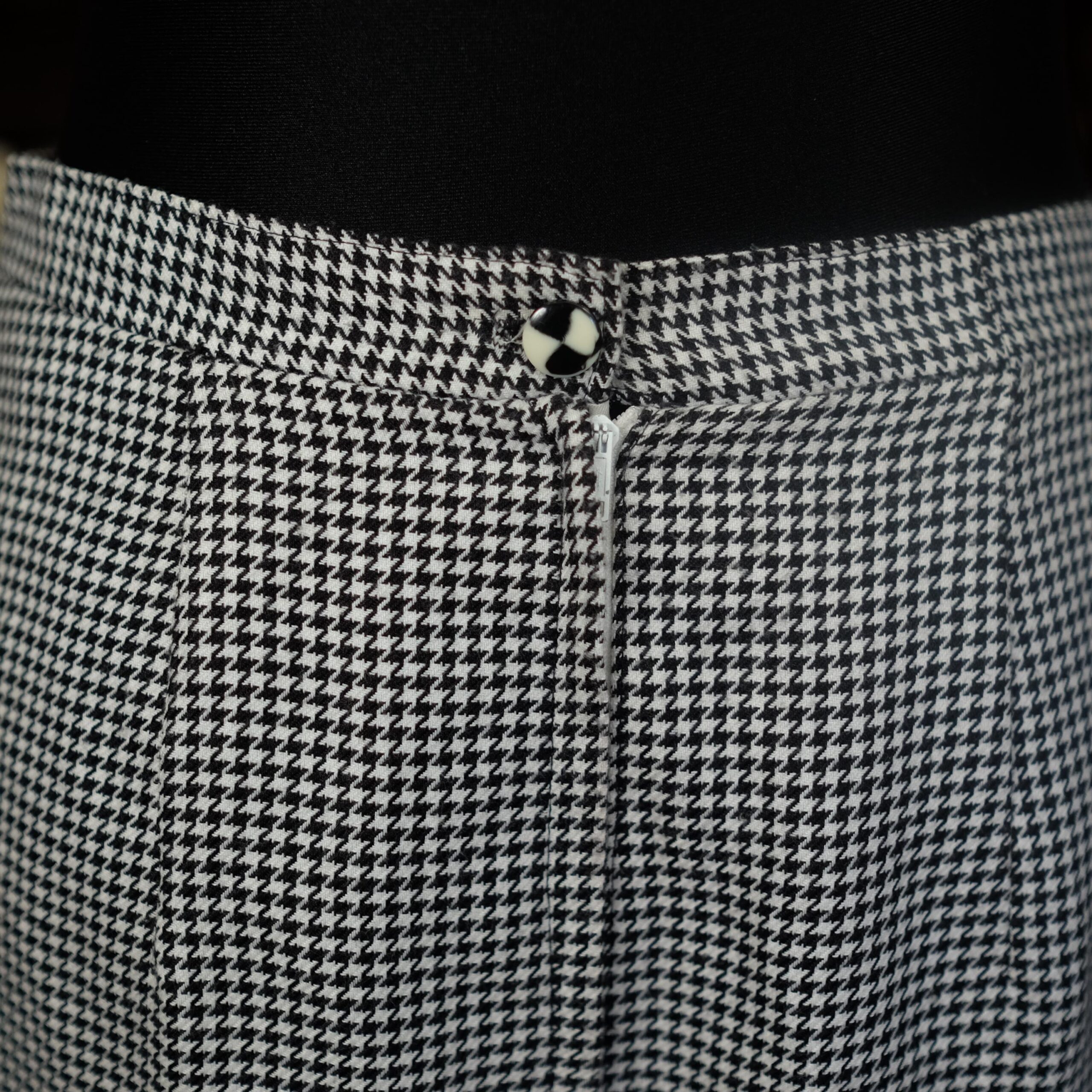 Vintage Houndstooth Pencil Skirt in Black and White - Image 2
