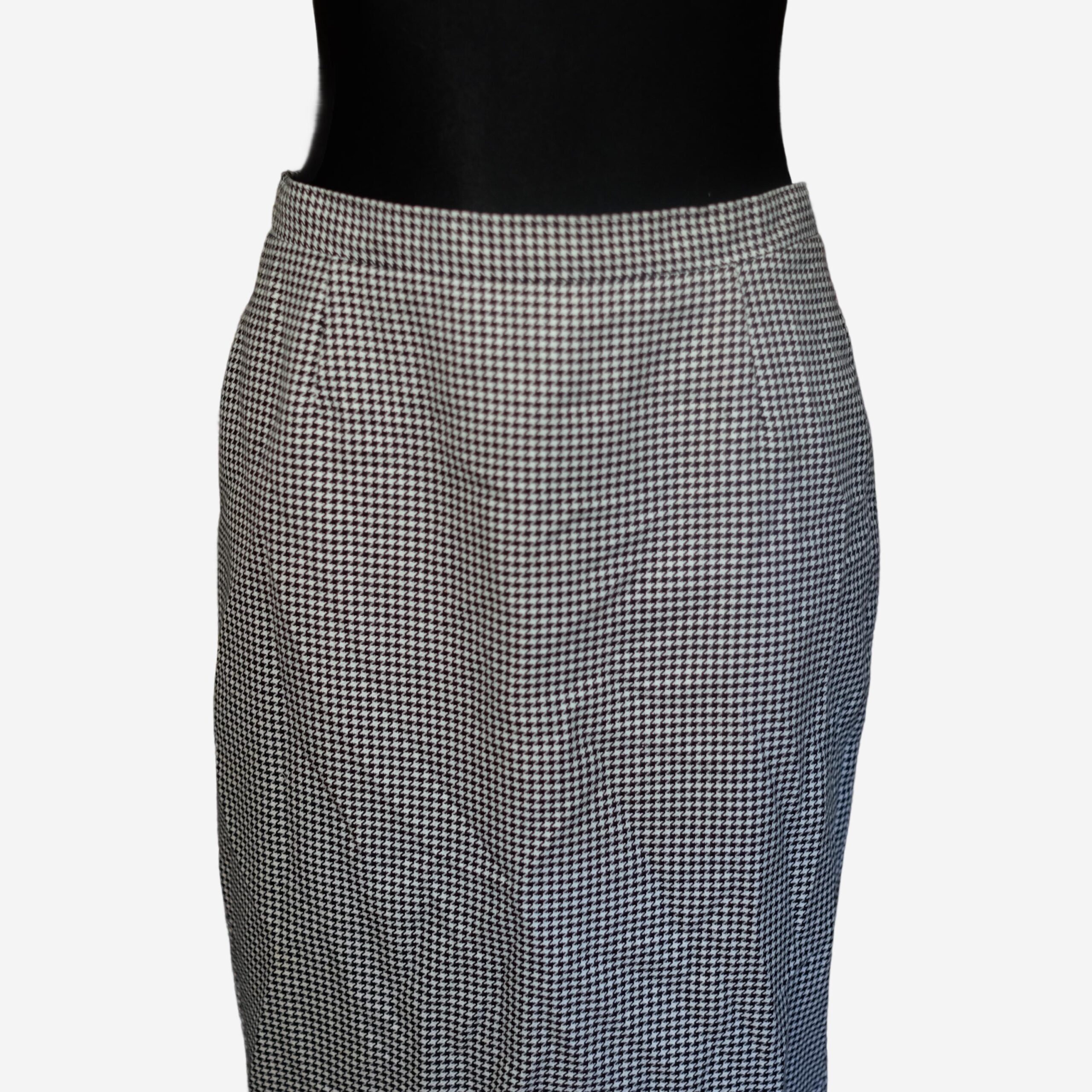 Vintage Houndstooth Pencil Skirt in Black and White - Image 5