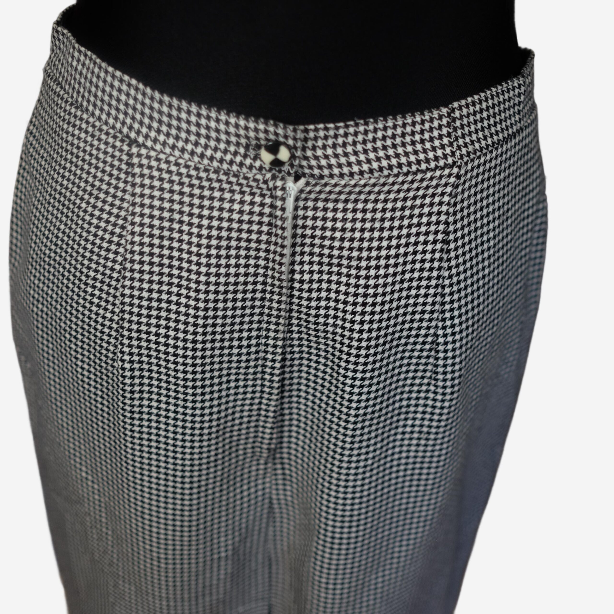 Vintage Houndstooth Pencil Skirt in Black and White - Image 6